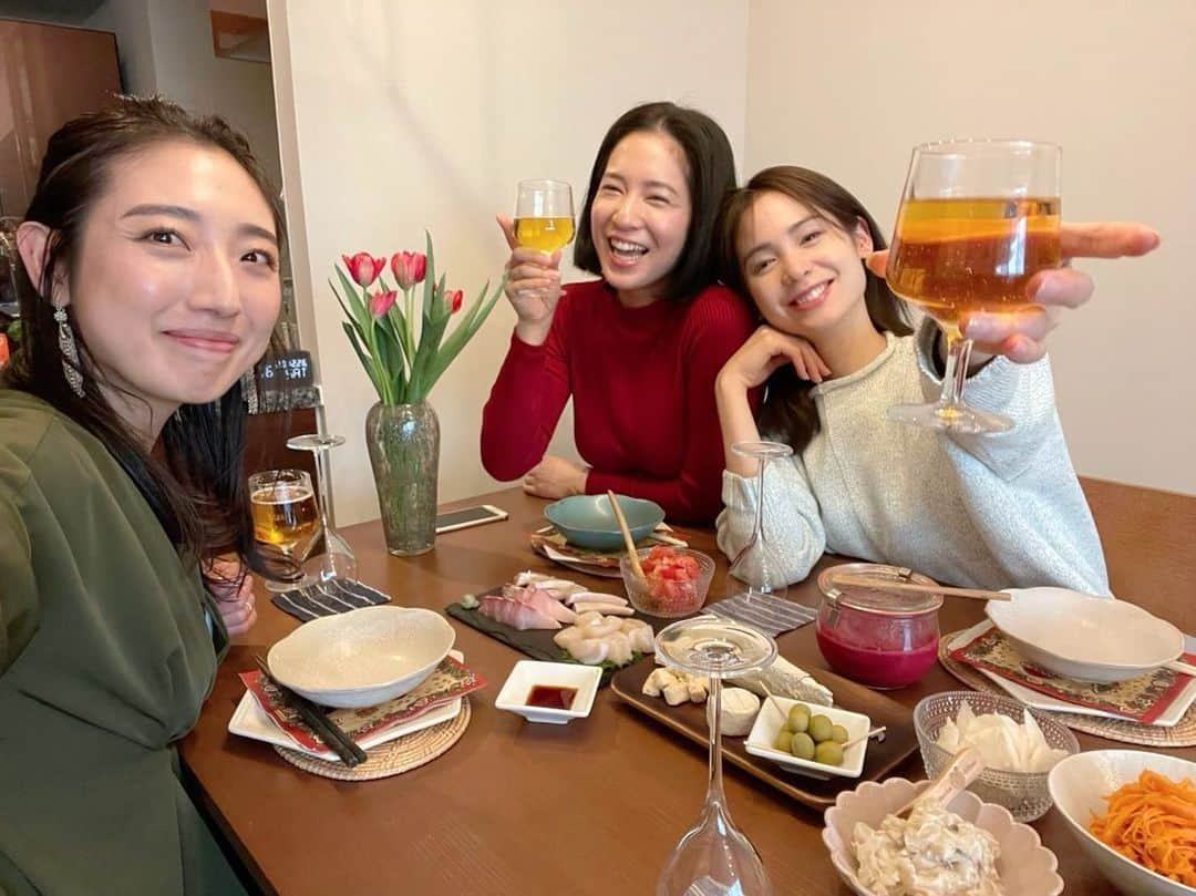 山下由奈のインスタグラム：「幸せな1日でした☺️✨ いつもありがとう🌷 大好きな2人と🧡  #クリスマス#🎄#🥳 明後日はめいちゃんの誕生日🎁🧡」