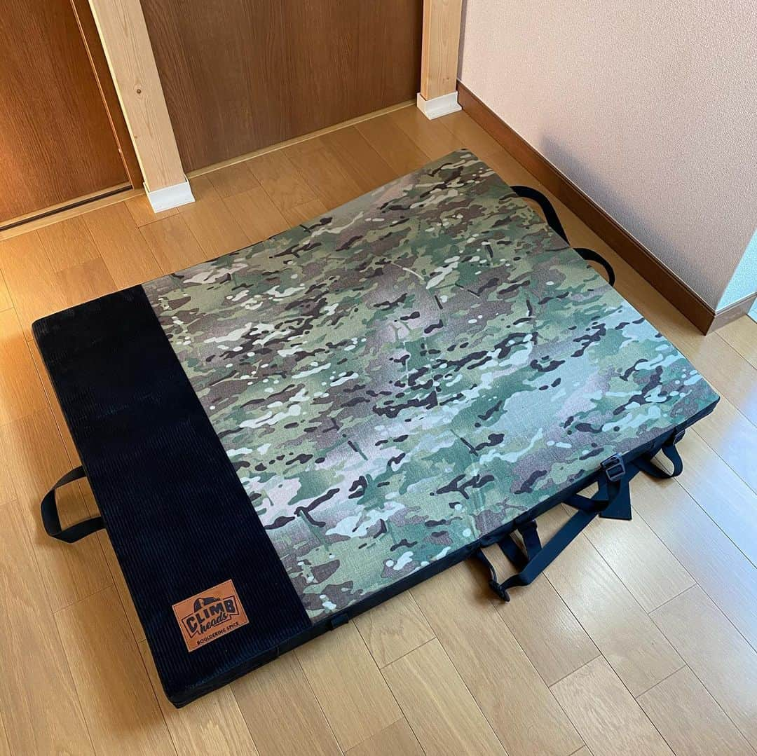 興梠友理のインスタグラム：「【クライムヘッズ】EOL (80x100x6cm) COLOR: Camo x Black OPTION: Foot Cleaner, Brush Holder, Waist Harness ・ クラータと共同購入したやつがクリスマス翌日に届いた❤️(ある意味、お互いへのクリスマスプレゼント？w) ・ メインマットとサブマットのちょうど中間のサイズ感のEOL。重さは2.3kgだから、メインマットの半分以下。 ・ 私の場合、メインマットでアプローチするのが厳しいところや、御岳の低い岩を触りに行く時に活躍しそう✨ ・ 【1】前面 【2】前面(オプションのフットクリーナー) 【3】背面(オプションのウェストハーネス付き) 【4】オプションのブラシホルダー(mamoが長さピッタリ) 【5/6】メインマットと比較(Asanaのヒーローハイボール、90×120×10cm、5.4kg) 【7】同じくクライムヘッズのSUBPAD_01と一緒に 【8】クラータが背負った時のサイズ感 ・ @climbheads  #クライムヘッズ #クラッシュパッド #サブマット #ボルダリングマット #クライミング #ボルダリング #外岩 #岩登り #climbheads #crashpad #climbing #bouldering #outdoorclimbing #climbinggear」