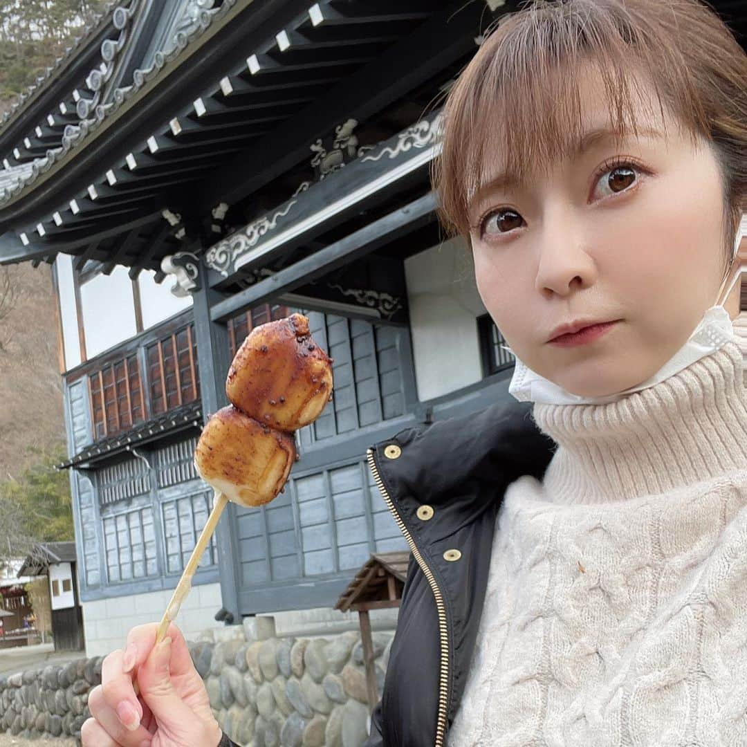 折原みかさんのインスタグラム写真 - (折原みかInstagram)「食いしん坊シリーズ🍡 江戸の町で食べる団子は格別っすなぁ〜  #edowonderland #edo#江戸ワンダーランド#日光江戸村　#日光　#忍者村　#だんご　#自撮り　#時空を超えて　#タイムスリップ　#栃木　#日光観光　#北関東　#アミューズメントパーク」12月27日 21時52分 - mikaorihara