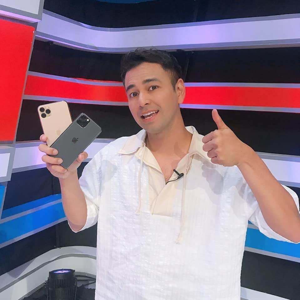 Raffi Ahmadさんのインスタグラム写真 - (Raffi AhmadInstagram)「GUE MAU KASIH IPHONE 12 +5 ANDROID SPESIAL BUAT FOLLOWERS SETIA RANS🔥  INI BENERAN GUYS!! NO TIPU-TIPU. KARENA 30 DES INI AKAN DI UMUMIN PEMENANGNYA..   Buat yang kemarin udah ikutan, YUK IKUTAN GIVEAWAY YANG INI LAGI YA, supaya Kesempatan Menangnya lebih besar🔥  CARANYA GAMPANG GUYS!!   1. Wajib Follow Semua Olshop dibawah ini (karena saat pengumuman akan di cek)   @jualsoftlens.official @rifanyhijab  @tiffanydamaraa @keziabraham @heyra_id  @extuofficial @indhwdysr  @mentarimerry @pwoo95 @fairyhood.id @Timelicious_store @nahdaskincare.pusat @cramel.official @My.sorella  @vanessa.bags.1 @bolde_id  @bolde_store @bugioclothing  @beningluxury  @yatinurhayanto  2. Like postingan ini & Komentar : #RANSBAGIHP + NAMA DEPAN + UMUR kalian!  (Tidak ada batasan komen ya..)   3. Cari Poster Hadiah Iphone 12+5 ANDROID di akun @jennyfransiscaa dan komentar: #RANSBAGIHP + NAMA DEPAN + UMUR kalian!  Pengumuman pemenang IPHONE 12 PRO + 5 ANDROID akan diumumkan pada 30 Desember 2020 LIVE di @jennyfransiscaa Jam 20:00 malam WIB❣  GOOD LUCK YAAA!!  Handled by @mk.management01 x @putri_management」12月27日 21時52分 - raffinagita1717