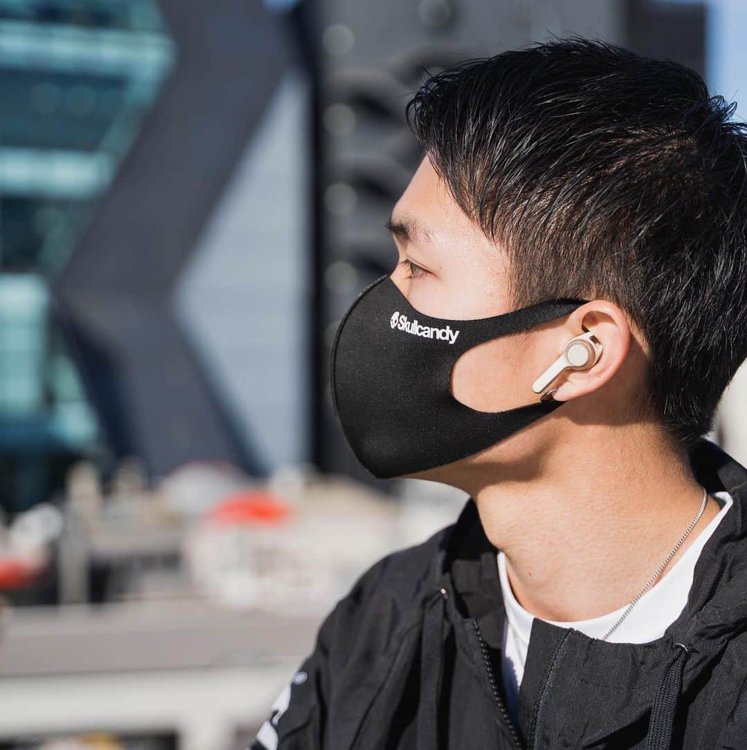 Skullcandy Japanのインスタグラム：「限定カラーのIndy Evo🥂✨シャンパンゴールド✨  機能性もバツグン💀 ・通話、選曲、音量調整 ﻿・IP55等級の防水・耐汗・防塵 ・落としても探せるTile™️ ・合計30時間バッテリー ・急速充電 ・タッチセンサーで多彩な操作 ・3つのEQモード ・左右どちらも単体での使用  詳しくはタップ先の公式サイトにて✨🥂  #FeelCentered #FeelSkullcandy #スカルキャンディー #完全ワイヤレスイヤホン　#イヤホン」