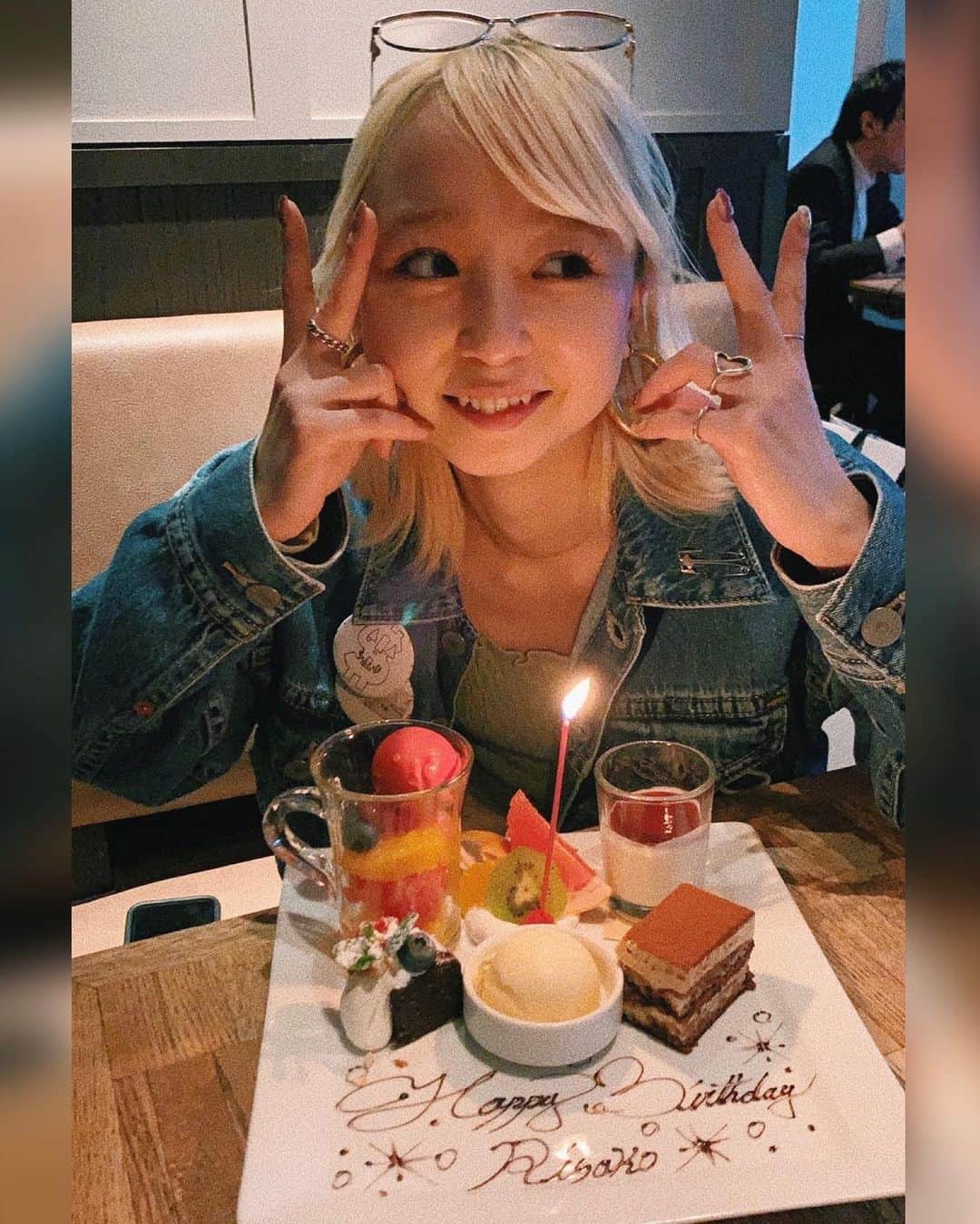 フジエリサコのインスタグラム：「先日りのが誕生日のお祝いしてくれた🥂 いつもいつもありがとう🤍 マツエク前だったからツルピカすっぴんですが。👶🏼笑 2人で撮った写真はブスすぎたので差し控えました。 #27ちゃい」