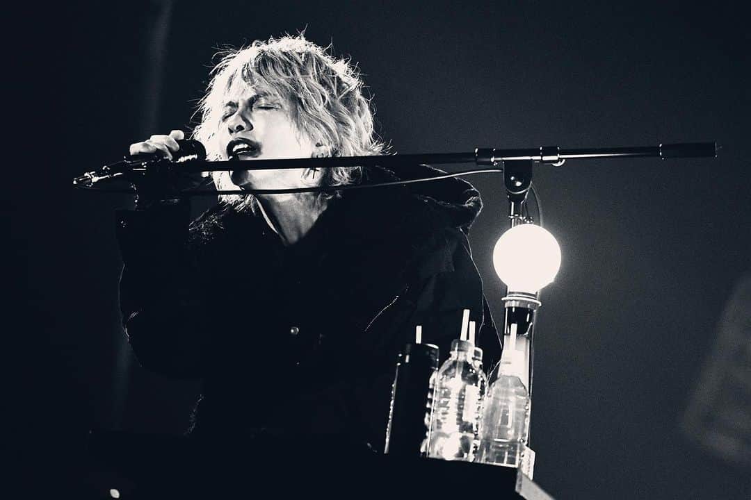 Hydeさんのインスタグラム写真 - (HydeInstagram)「The last show of the year is over.  It's not like my usual show, but I think it's great anyway.  I can’t wait to do it again next year. Stay safe please.  Thank you☆  #HYDE #ANTIWIRE」12月27日 21時55分 - hydeofficial