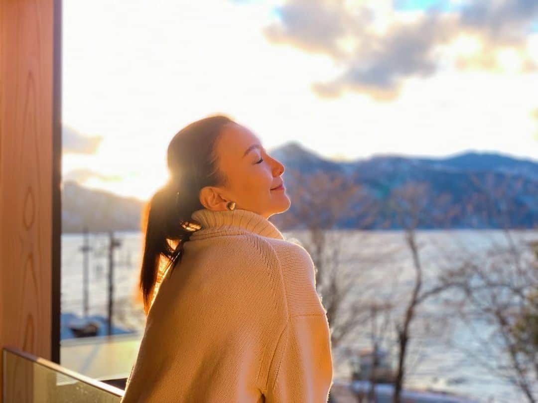 大出千尋のインスタグラム：「. お部屋の窓から男体山と中禅寺湖🏔 小さい頃、よく家族でいろは坂を登り、ドライブしに来たことを思い出し、懐かしくなっちゃったと画像とともに、思わず父にLINE📲 . マイナスイオンたっぷりで空気も美味しかった❄️ . #日光」