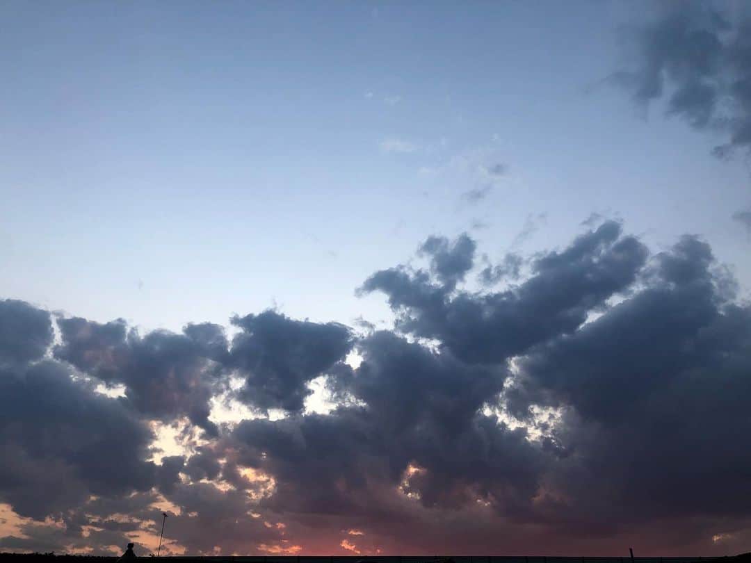 中野みやびのインスタグラム：「そら  #sky #空 #blue #綺麗 #picture #お気に入り #夕方 #orange #beauty #自然 #天気 #そら #中野みやび」