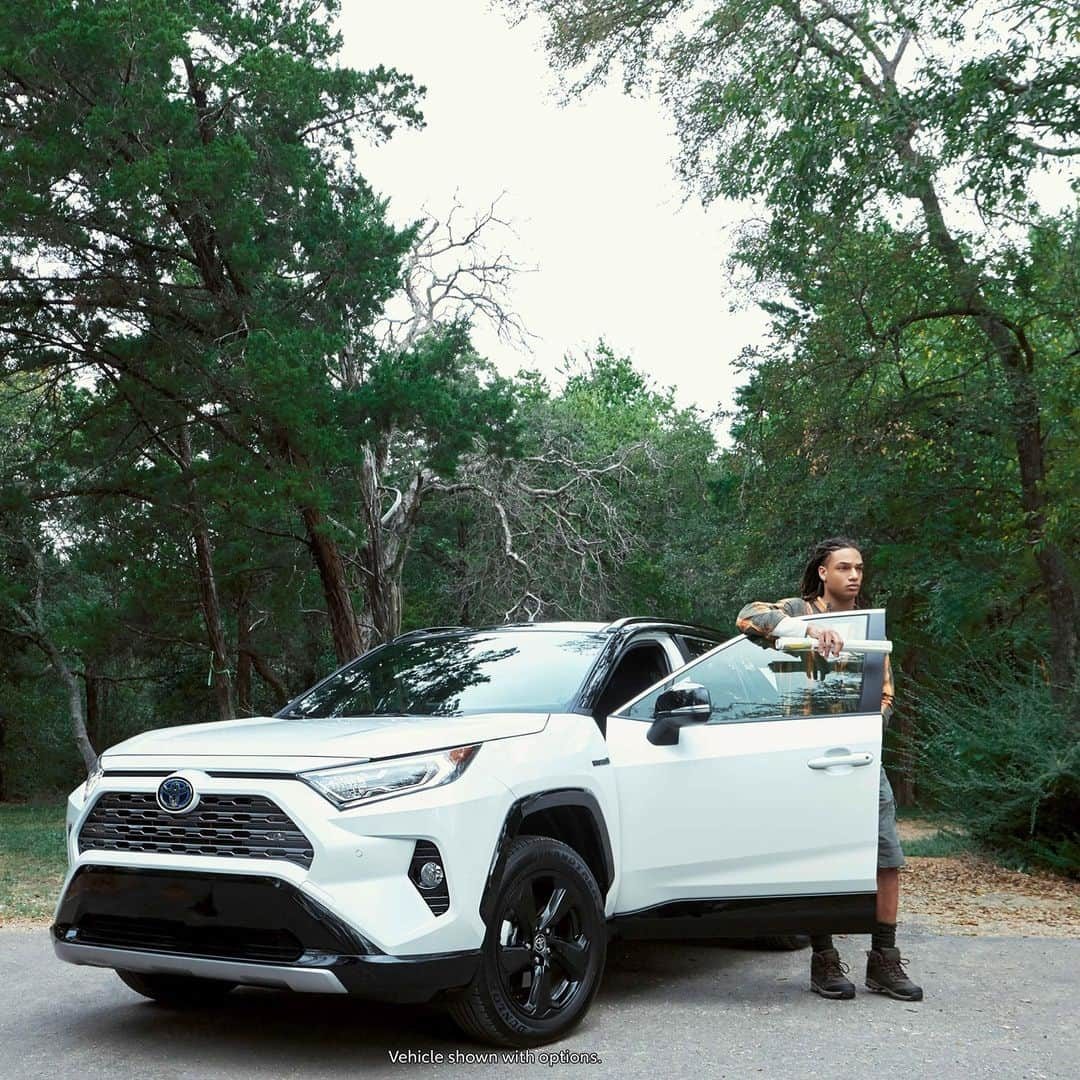 toyotausaさんのインスタグラム写真 - (toyotausaInstagram)「Take the road less traveled. #RAV4 #Hybrid #LetsGoPlaces」12月27日 22時00分 - toyotausa