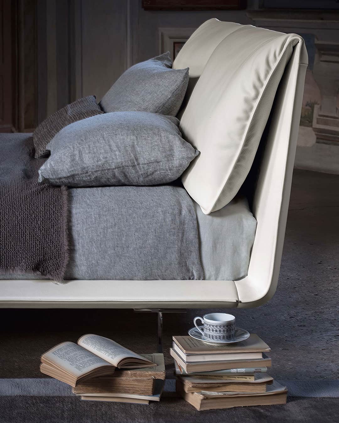 Poltrona Frauさんのインスタグラム写真 - (Poltrona FrauInstagram)「Make the most of these indoor days and get your well-deserved rest. Sleep in and enjoy the softness of our John-John Bed designed by Jean-Marie Massaud. #PoltronaFrau #JeanMarieMassaud」12月27日 22時00分 - poltronafrauofficial