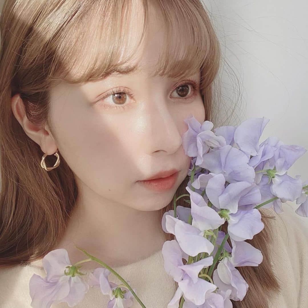 puinpiのインスタグラム：「EYE  私のアイメイクのお気に入り。 ： 見た目に違和感を感じてから、ずっとカラコンはつけてなかったのだけど、 ： 理想の透明感と、裸眼みたいにみえるコンタクトに出会って、 初めてコンタクトを爆買いしました笑…🦦 ： ： そしたら、マスカラをブラウンからブラックにかえたくなって、 真っ黒嫌だなーと思っていたらいつものサロンで出会ったマスカラ…♡ ：  黒なのに、透明感がでる色合いなの😳💓 これはかなりのお気に入り♡ ： ： まつげは、ラッシュリフトしてて ピンヒールってカール👠 ： 自然にしっかりあがってて、 ビューラーいらずで、まぶたから持ち上がるのです🙋🏼‍♀️ ： ： ピアスは @puishop.official の新作♡ 金アレの私も大丈夫なやつ♡ 12/29PM21:00 発売♡ ： ： カラコン→ ReVIA 1day ラスタージェム ： マスカラ、ラッシュリフト @rucca_beauty  ： ： #EYE#アイメイク」