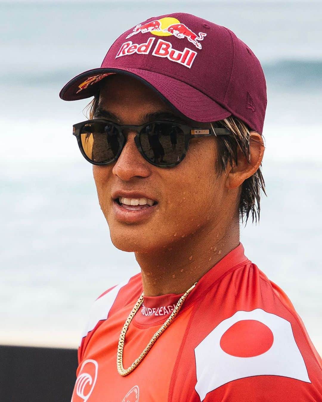 OAKLEYのインスタグラム：「Back on the beach. 🌊 @kanoaigarashi @WSL #ForTheLoveOfSport」