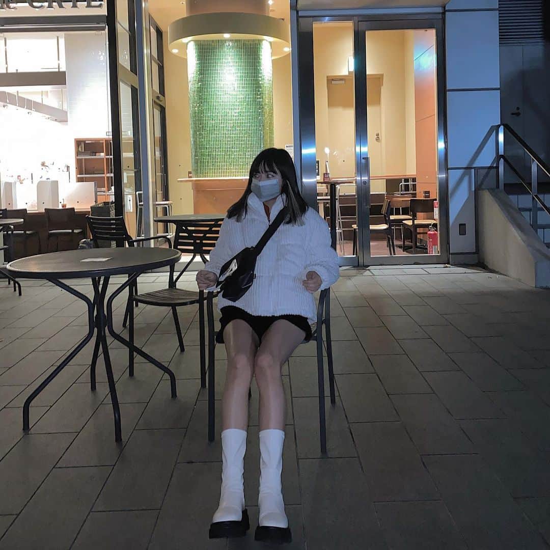河崎みーなのインスタグラム：「もう寒くて足出せん🐮 . .」
