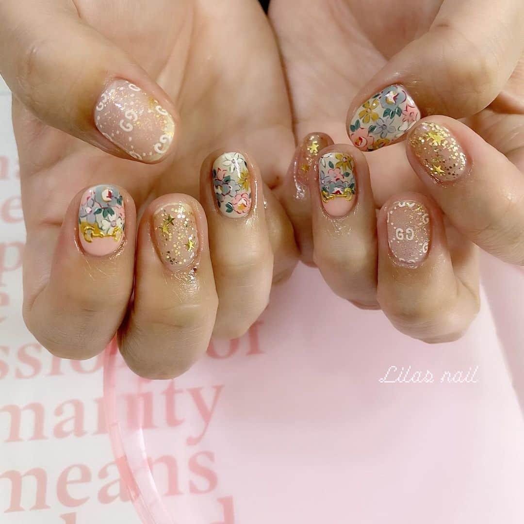 のインスタグラム：「* #gucciliberty ネイル💓 可愛すぎた💭💐 #girlynail #ガーリーネイル #ミラーネイル #glitternail #젤네일 #젤네일아트 #젤네일전문 #フレンチガーリー  #ギンガムチェック #ギンガムチェックネイル #オーダーチップ #ブライダルネイル #ワイヤーネイル  #セルフネイル #스누피네일아트 #左右非対称ネイル #ちょうちょネイル #蝶々ネイル #ヴィンテージネイル #水滴ネイル #オーロラネイル #フレンチネイル #冬ネイル #マットネイル #グッチリバティ #GUCCIネイル💓」