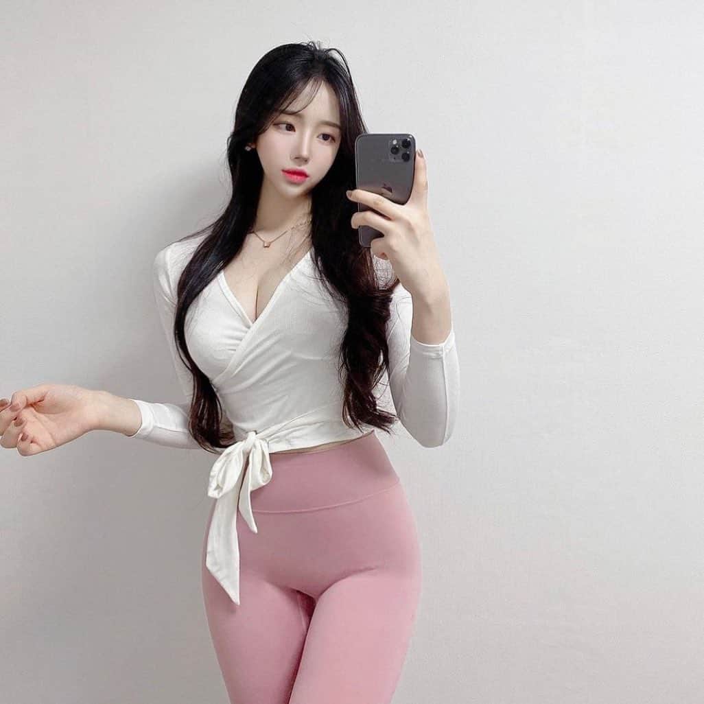 BodyON Koreaさんのインスタグラム写真 - (BodyON KoreaInstagram)「Wow!! @z_hyunee 👍😎💕 | | 🔥생각과 삶이 멋진 #운동 피플들을 바디온코리아는 응원합니다! | | 🍀자신 or 주변 지인 중에 짐패션 핫피플 계시면 DM 보내주세요📩 | | #diet #yoga #필라테스 #fit #girl #selfie #트레이닝복 #ootd #운동복 #셀피 #일상 #운동녀#instagood #브라탑 #healthy #레깅스패션 #fitness #바디체크 #몸짱 #body #몸스타그램 #바디스타그램 #모델#필라테스강사 #다이어터 #필라테스복 #pink #pilates」12月27日 22時06分 - bodyonkorea