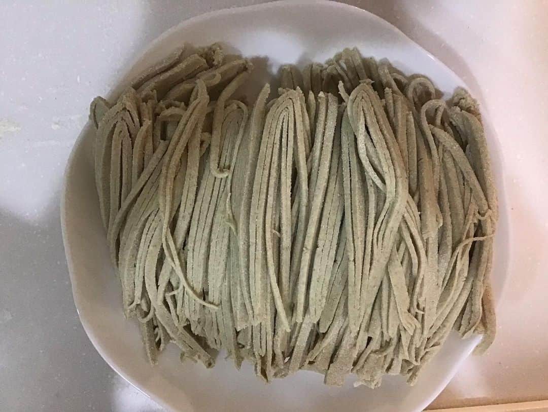 柴田淳さんのインスタグラム写真 - (柴田淳Instagram)「蕎麦粉を頂いたので、見様見真似で十割蕎麦を打ってみました。 美味しかったのかわからなくなるくらい、大量に茹で過ぎました。 蕎麦湯は美味しかったです。 #手打ち蕎麦 #十割蕎麦 #蕎麦 #手打ち」12月27日 22時14分 - shibatajun_official