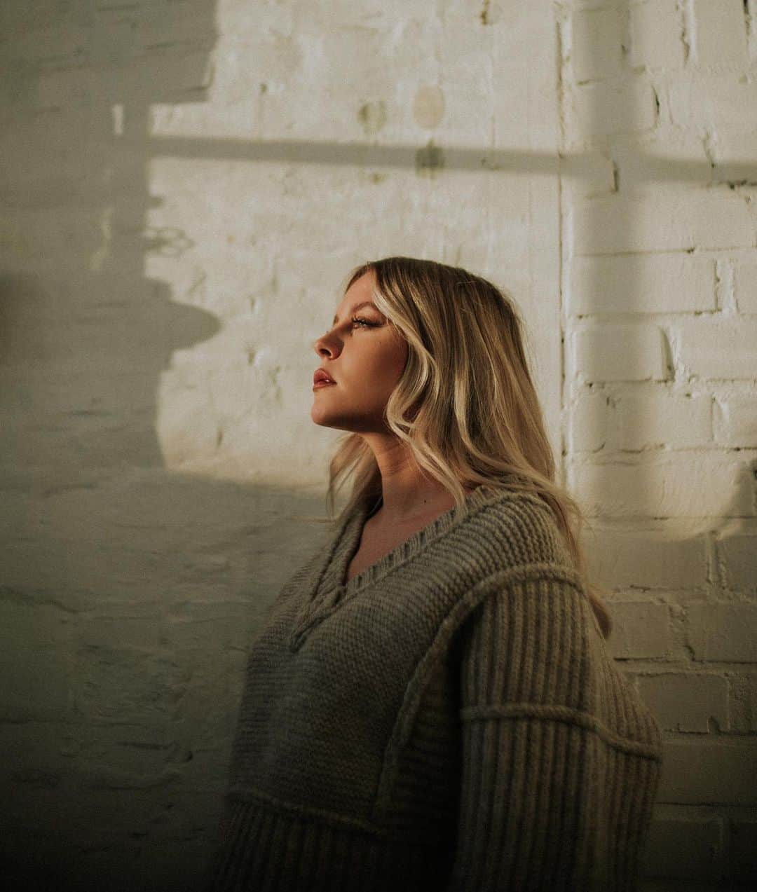 Dagi Beeのインスタグラム：「Der Adventskalender ist nun offiziell vorbei .. hat er euch gefallen ? 🥺 und was würdet ihr euch wünschen, wenn ich das ganze nochmal mache ?  Danke an alle die mitgemacht haben - wir haben Kommentare im zweistelligen Millionenbereich gesammelt - das ist wahnsinn! 🤯 Danke 🖤  Und an alle die nichts gewonnen haben, 2021 werden noch so viele Verlosungen kommen - niemals die Hoffnung aufgeben 🙏🏼    ( 𝗱𝗶𝗲 𝗹𝗲𝘁𝘇𝘁𝗲 𝗔𝘂𝘀𝗹𝗼𝘀𝘂𝗻𝗴 𝘃𝗼𝗺 𝟮𝟰.𝟭𝟮 𝗳ü𝗿 𝗱𝗲𝗻 𝗛𝗬𝗨𝗡𝗗𝗔𝗜 𝗞𝗢𝗡𝗔 𝗶𝘀𝘁 𝗮𝗺 𝟯𝟭.𝟭𝟮 - 𝗯𝗶𝘀 𝗱𝗮𝗵𝗶𝗻 𝗸ö𝗻𝗻𝘁 𝗶𝗵𝗿 𝗻𝗼𝗰𝗵 𝗳𝗹𝗲𝗶ß𝗶𝗴 𝗺𝗶𝘁𝗺𝗮𝗰𝗵𝗲𝗻 😌 )   Danke auch an das ganze Team die dabei mitgeholfen haben : @nohype , @jen.krause , @danielgraf__ , @thibilosoph, @masha_medusa & alle Sponsoren, ohne euch wär das alles nicht möglich gewesen 🙏🏼  Im gestrigen 𝐉𝐈𝐍𝐆𝐋𝐄 𝐁𝐄𝐄 - 𝐓𝐀𝐆 𝟐𝟔 🎅🏼✨ Türchen, konntet ein Tattoo im Wert von 2500€ gewinnen & einen begehrten Masterlass-Platz von Melina Wendland ( Gründerin & Besitzerin xoxotattoo ) im Wert von 949€ zu gewinnen. 😍  𝗛𝗜𝗘𝗥 𝗱𝗶𝗲 𝗚𝗲𝘄𝗶𝗻𝗻𝗲𝗿 : Masterclass by @xoxotattoo - Platz @lewi.jones  Tattoo im Wert von bis zu 2500€  @gina.marie_  HERZLICHEN GLÜCKWUNSCH 🖤」