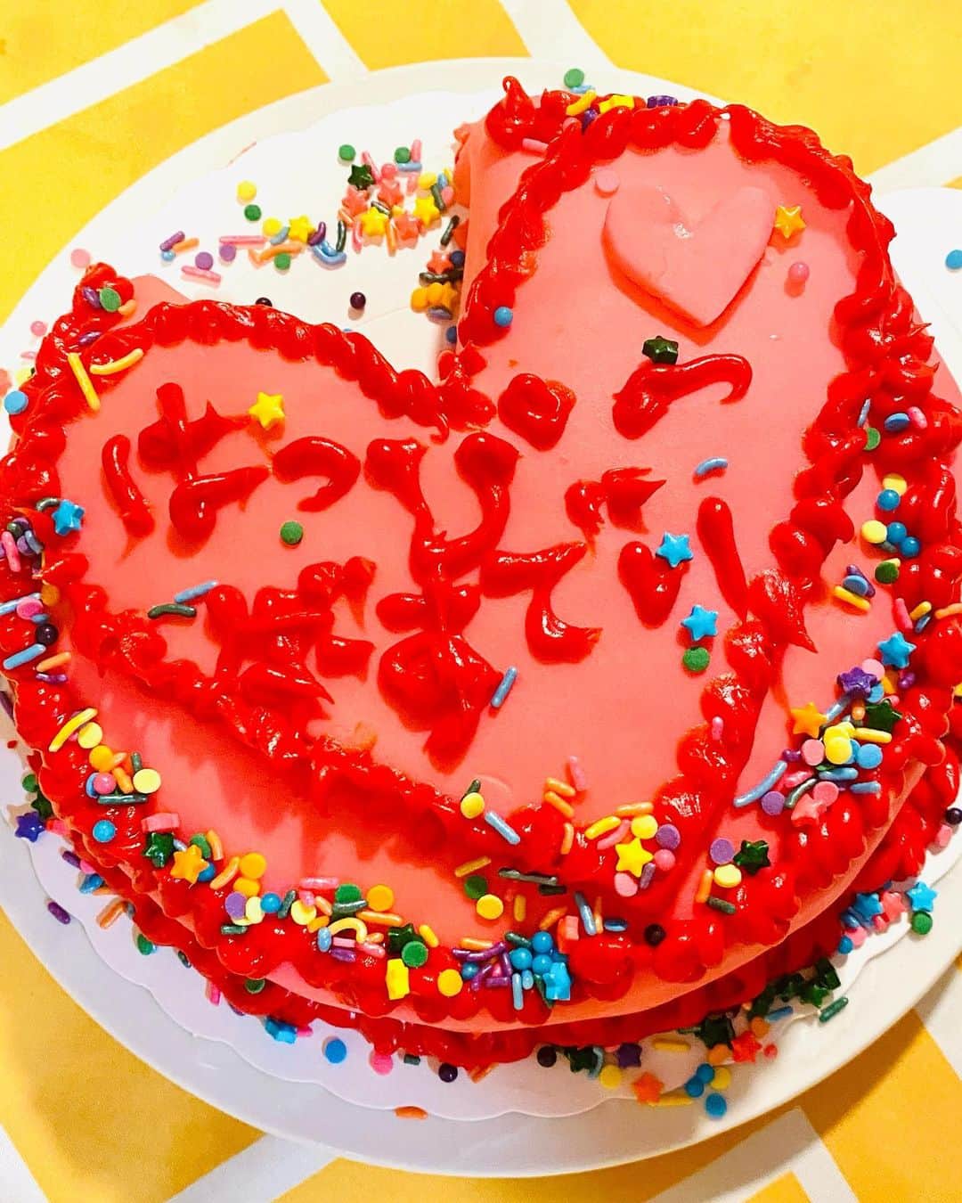 Britney TOKYOさんのインスタグラム写真 - (Britney TOKYOInstagram)「Happy Birthday to #Me 🎂✨🍓  お誕生日ケーキは毎年自分でデコるのがルーティン♬お料理も工作系になると得意分野👩🏻‍🍳💕 注意))中身のスポンジはクリスマスケーキの残りです😂  #ぶりsキッチン👩🏻‍🍳💕」12月27日 22時12分 - britneytokyo