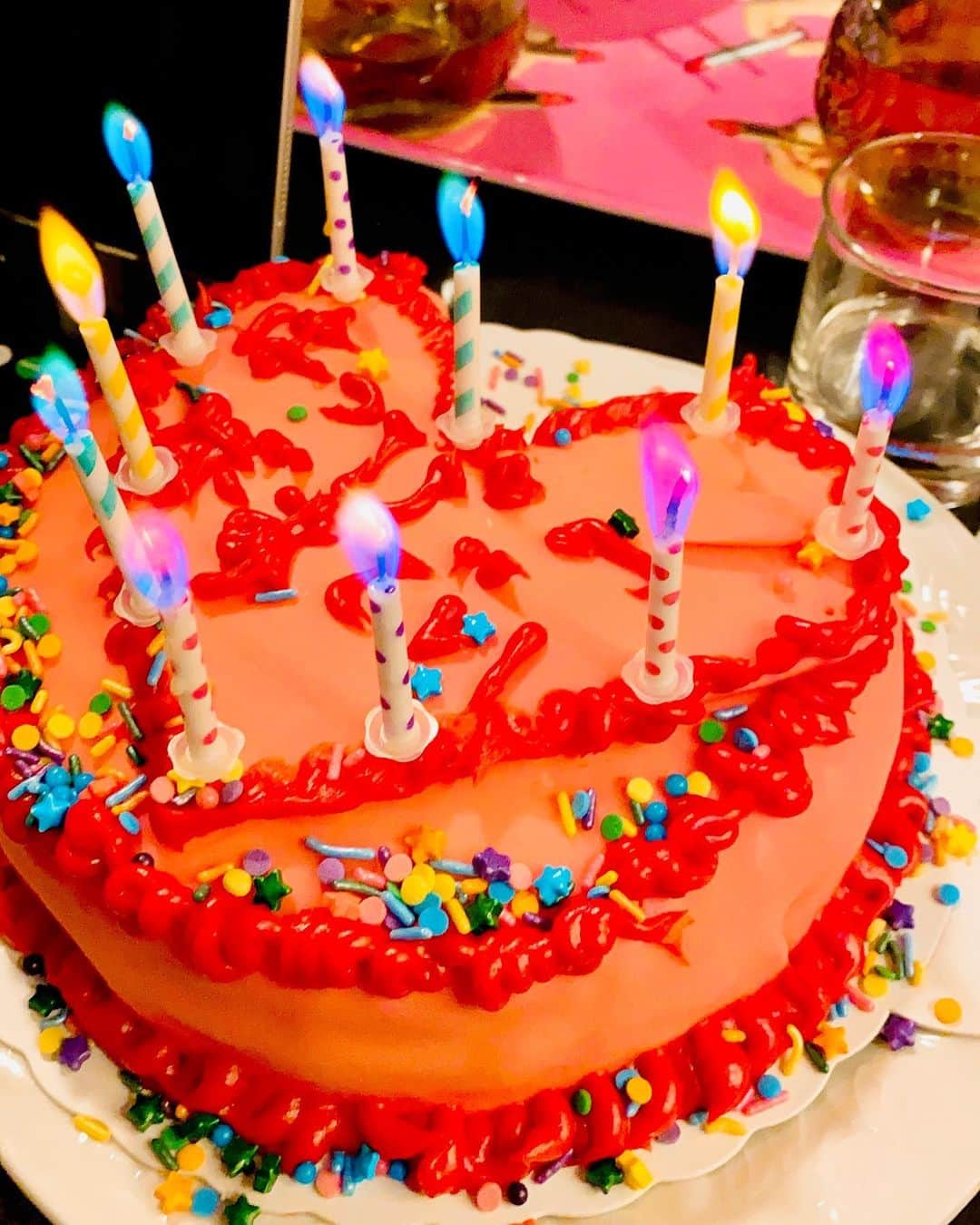 のインスタグラム：「Happy Birthday to #Me 🎂✨🍓  お誕生日ケーキは毎年自分でデコるのがルーティン♬お料理も工作系になると得意分野👩🏻‍🍳💕 注意))中身のスポンジはクリスマスケーキの残りです😂  #ぶりsキッチン👩🏻‍🍳💕」