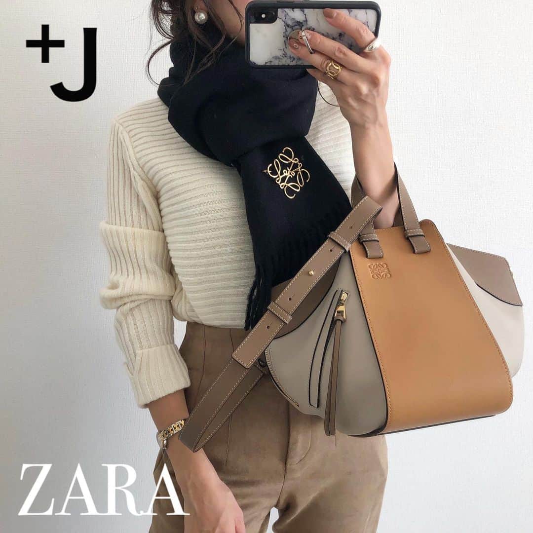 Miyoのインスタグラム：「2020.12.27 ・ UNIQLO +J リブタートルネックセーター🤍 着るのを忘れていました😂 リブの切替デザインが可愛い🥰 ZARAのお気に入り スエード風ハイウエストパンツと♥️ ・ リブタートルネックセーター…#UNIQLO#ユニクロ#plusJ コート… @lavishgate ハイウエストパンツ…#ZARA ブローチ・バッグ…#LOEWE#ロエベ ・ ・ ・ #ザラ購入品#ザラジョ#ザラコーデ#ザラジョコーデ#ユニクロコーデ#zarawoman#zaradaily#loewebag#loewehammock#ロエベ新作#ロエベハンモック#ハンモック#ロエベブローチ#冬コーデ#ストール#ママコーデ#ママファッション#プチプラコーデ#プチプラファッション#シンプルコーデ#カジュアルコーデ#大人カジュアル#大人可愛い#時尚」