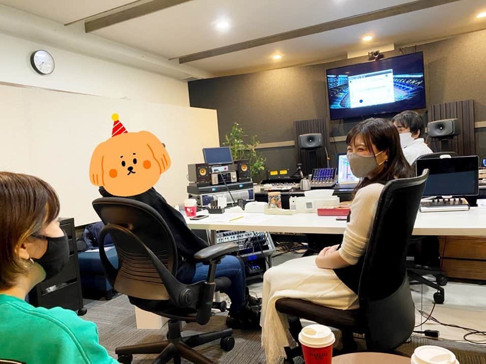 鈴木このみのインスタグラム：「🎧スタジオ🎧 皆んなで相談中の図。 楽しかったーーーーー（＾ν＾）」