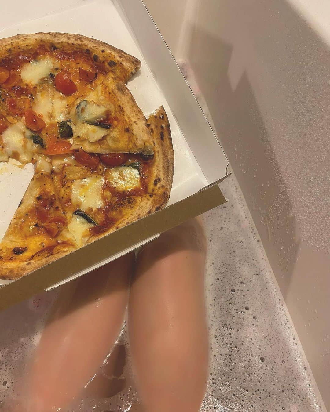 DJ mariennuのインスタグラム：「I eat pizza in the bath on Sunday night. #🍕 #🛁」