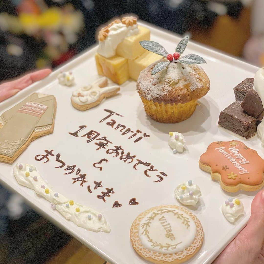 たんりいのインスタグラム：「. . 先日大好きなみんなにヴィレッジ１周年の お祝いをしていただきましたっ😭💓💓💓 . かっちと2人でご飯のつもりで行ったら あやかながいて３人でサプライズしてくれた🥺💓 もうみんなに会えたことも嬉しくって こんな幸せな時間あるんだねってぐらい幸せ😭❣️ . 前から考えてくれてたみたいで お手紙やアイシングクッキーやお花まで💐 色々考えてくれて本当にありがとう😭💓 . みんなと話してる時間… このメンバーに出会えてよかったなぁ🥺 って一人ですごく考えてた😢💓💓💓💓 . みんなに支えられて今ここにいます😭💓 いつも応援してくれて支えてくれて 背中押してくれてありがとねええ😭💓💓💓 大好きです！！！ . . もかちゃんお手紙と最高に可愛い アイシングクッキーありがとうございました😭❣️ . @hat_coffee いつもありがとうございます！！ またスタッフみんなでお伺いしますっ🥩♡ . #village_anniversary #1stbirthday」