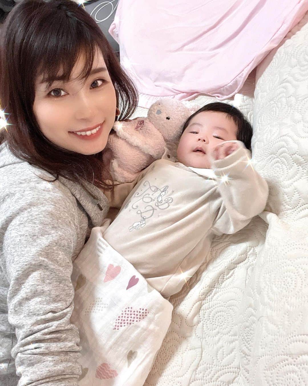 三佐和あやのインスタグラム：「笑顔が増えた⤴︎⤴︎ ぱくちゃん よく笑うようになりましたよ〜  ミルクをまとまった量飲んでくれたので  寝る▶︎飲む▶︎寝る▶︎飲む のリズムが良かったから わたしも今日は楽しく育児ができて ほくほく😊✨  3人目といえど 毎回ちがうから 大変だし、楽しいですよ〜✨  ぱくちゃん、お祝いをね、 いただいたんですよ🎁  家族以外に喜んでくれる人がいるって 幸せやなぁ、と育児の合間に じわ〜っと感じています♪  ありがとうございます😍❤️  #ニューボーンフォト #月齢フォト #月齢ロゼット #スマイル育児 #育児日記 #ママリ #赤ちゃん #ヘビ #ベビフル #ベビー #ベビスタグラム #親バカ部 #親バカ #親バカ部ig_baby #令和2年ベビー   #コロナウイルスが早く終息しますよう」