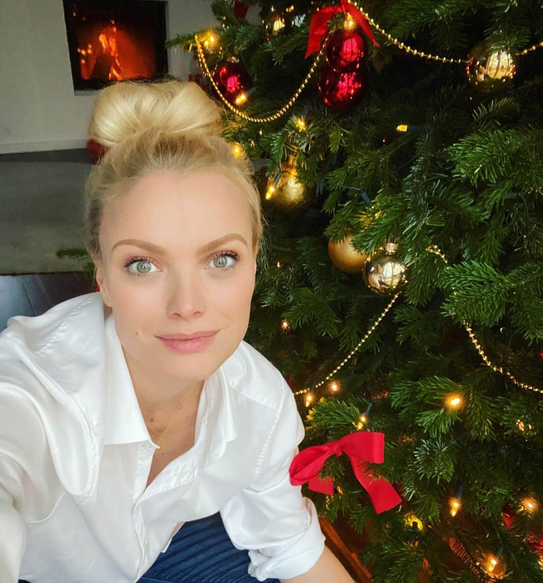 フランツィスカ・クヌッペさんのインスタグラム写真 - (フランツィスカ・クヌッペInstagram)「Wishing you all a wonderful Sunday. Hope you had great Christmas ❤️💋✨🎄🥂... Now it's time to count the days until this year is over. #2020 #almost2021 #stayhealthy #bleibtgesund #enjoylife #everysecond」12月27日 22時18分 - franziskaknuppe