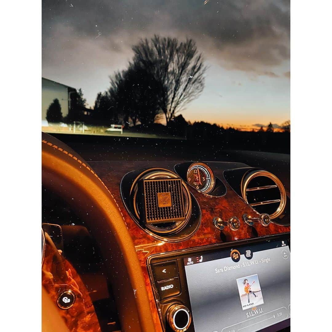 紗栄子さんのインスタグラム写真 - (紗栄子Instagram)「私に届いたクリスマスプレゼントの1つが @jomalonelondon の車用のディフューザー🚗❤︎ ブランドを代表する香りのライムバジル&マンダリンの香りをエアコンの通気口にセットするだけで車中がとてもいい香り✨ 私から友達へのギフトもこれを選びました🌹✨ #jomalonelondon #ライムバジルアンドマンダリン #カーディフューザー」12月27日 22時31分 - saekoofficial