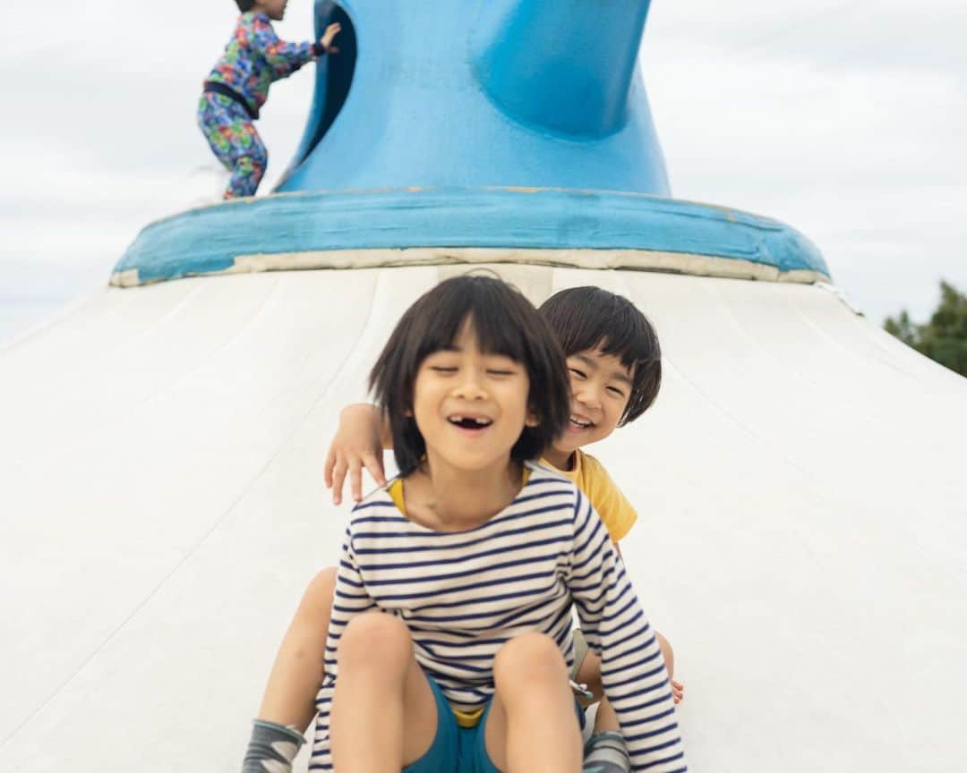 セソコマサユキのインスタグラム：「年の瀬ギリギリまで騒ぎっぱなしだね。  #沖縄 #移住 #子育て #中城公園」