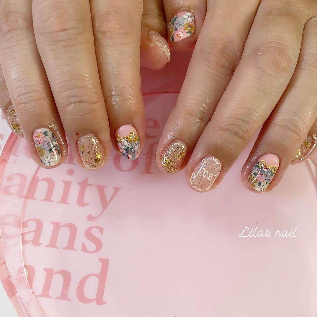 のインスタグラム：「* か、かわ💓 グッチ,リバティーでお任せ🌼 #girlynail #ガーリーネイル #ミラーネイル #glitternail #젤네일 #젤네일아트 #젤네일전문 #フレンチガーリー  #ギンガムチェック #ギンガムチェックネイル #オーダーチップ #ブライダルネイル #ワイヤーネイル  #セルフネイル #스누피네일아트 #左右非対称ネイル #ちょうちょネイル #蝶々ネイル #ヴィンテージネイル #水滴ネイル #オーロラネイル #フレンチネイル #冬ネイル #マットネイル #グッチリバティ #GUCCIネイル #gucciliberty」