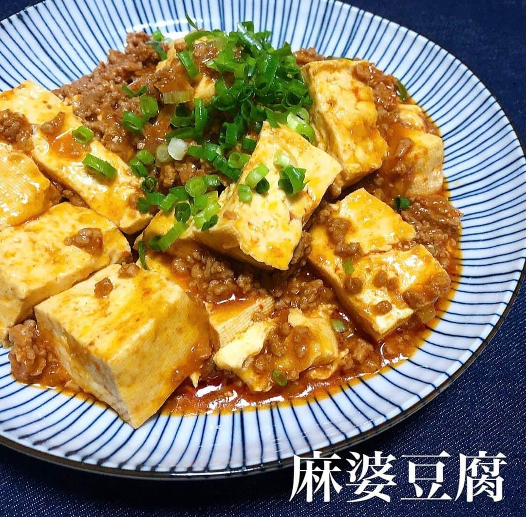 西尾春香のインスタグラム：「. 🇨🇳簡単麻婆豆腐🇨🇳 . 材料🥕 木綿豆腐、豚挽肉、長ネギ、しょうが、にんにく、小ネギ、片栗粉 . 作り方 ①長ネギをみじん切りにする、豆腐も切っておく . ②フライパンでごま油にしょうがとニンニクのみじん切りをいれて、挽肉をカリカリになるまで炒める、炒まったらネギを投入、炒める . ③お水少し、醤油大さじ2、コチュジャン大さじ2、酒大さじ1、砂糖大さじ1、辛いのが好きな人は豆板醤小さじ1、 これらを入れて煮立たせる。 . ④豆腐を入れてしばらく煮て味が染みたら水溶き片栗粉でとろみをつけて完成 . ぜひ作ってみてください🇨🇳 . #麻婆豆腐 #おうちご飯 #中華 #ごはん #料理 #辛党」