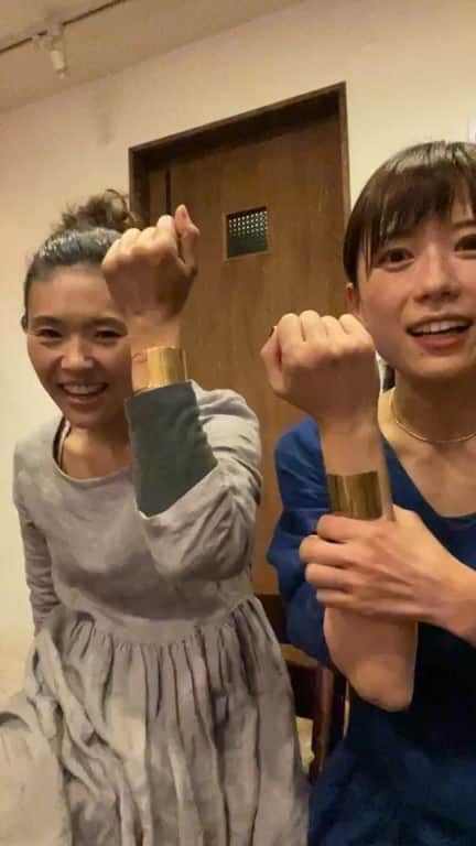 のインスタグラム：「ワイン飲みながらライブ🥰 ゆるゆる、酔っ払いな二人です🤣💕」