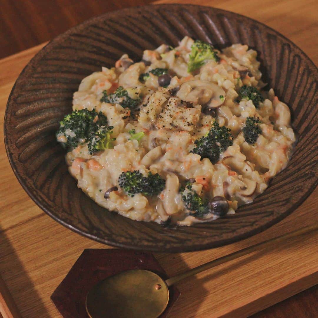 Kaori from Japanese Kitchenのインスタグラム：「【深夜のひっそり薬膳レシピ】鮭とマッシュルームの豆乳チーズリゾット。 ・ ・ 夜遅くにこんばんは。 最近こってり系の食事を欲していて やや胃もたれ気味でございます… ということでヘルシーながらもコクがある 簡単で美味しいリゾットのレシピをご紹介させてください。 炊いたごはんを使うのでそんなに時間はかかりません。 玄米がない人は白米でもOKです。 マッシュルームのビタミンDと 鮭やチーズのカルシウムを合わせることで 栄養吸収効率を高めるレシピにしました。 筋トレ後の栄養補給にもぴったりです◎ ・ 【薬膳の話】 マッシュルームは「補腎」 鮭は「補気」という効能を持っており 簡単に言うと、腎の働きを助ける効能と 気の働きを調える効能を持っている食材。 気とは大ざっぱに言うと「やる気」「元気」の源です。 （ちょっと大ざっぱすぎ？笑） 代謝を促進したり免疫力とも関わりのあるエネルギーで 気が不足したり滞ったりすると 冷えや便秘など身体のちょっとした不調につながります。 腎は体内の水分代謝のコントロールや ホルモン・生殖器にも関わる臓器と言われています。 寒さに弱いため、冬は腎を補いましょう、と 薬膳の世界では言われております。 マッシュルームは秋〜冬が旬ですので 冬のマッシュルーム、おすすめです。 ・ ・ 📝レシピ📝 ・ ＜材料＞ ★出汁　1/2カップ（100ml） ★豆乳（成分無調整）　1パック（200ml） ★玄米　茶碗2杯分 ★鮭フレーク　大さじ4 ★粉チーズ　大さじ2 * オリーブオイル　大さじ1 * 塩こしょう　適量 * 合わせ味噌　小さじ1 * たまねぎ　1/4個 * しめじ　1/2株 * マッシュルーム　4個 * ブロッコリー　1/2株 * にんにく　1片（チューブの場合は3cm程度） ・ ・ ＜レシピ＞ 1.にんにくと玉ねぎはみじん切り、マッシュルームは薄切り、しめじは食べやすい大きさに切る。ブロッコリーは花蕾の部分は粗めにざくざくと、軸の部分は細かく切る。 2.鍋にオリーブオイルとにんにくを入れ、香りが立つまで中火で炒める。 3.さらに玉ねぎ、しめじ、マッシュルームを加えて中火で炒め、玉ねぎが透き通ったら★を入れて弱火にする。 4.沸騰する手前で粉チーズと合わせ味噌とブロッコリーを入れ、火を止めて5分程度余熱調理する。 5.塩こしょうで味をととのえて、器にもりつけたら出来上がり。 ・ ・ ＜ワンポイントアドバイス＞ ブロッコリーは硬めの仕上がりにしています。柔らかめが好みの人は、切った直後に塩を振って蒸しておくか、3のタイミングでブロッコリーを入れてください。 ・ ・ ・ ニュートリライト✕フーディーテーブルの企画でレシピ開発させていただきました。 ・ ・ ・ #おうちごはん #簡単レシピ #小澤基晴 #筋トレ飯 #家庭料理 #自炊 #底力マッシュルームレシピ #負けない体づくり #底力を上げよう #ニュートリライト #ad」
