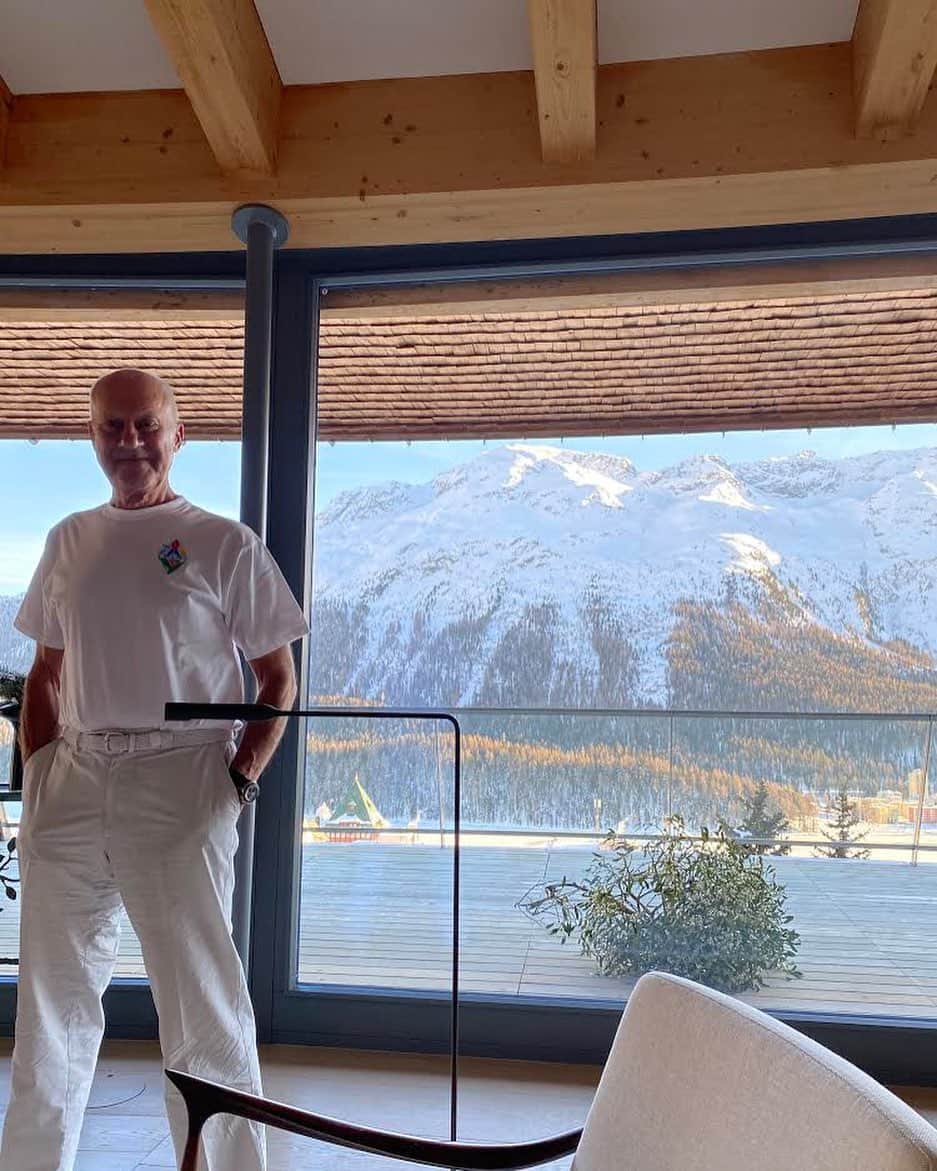 ノーマン・フォスターのインスタグラム：「Wishing everyone a happy and healthy New Year」