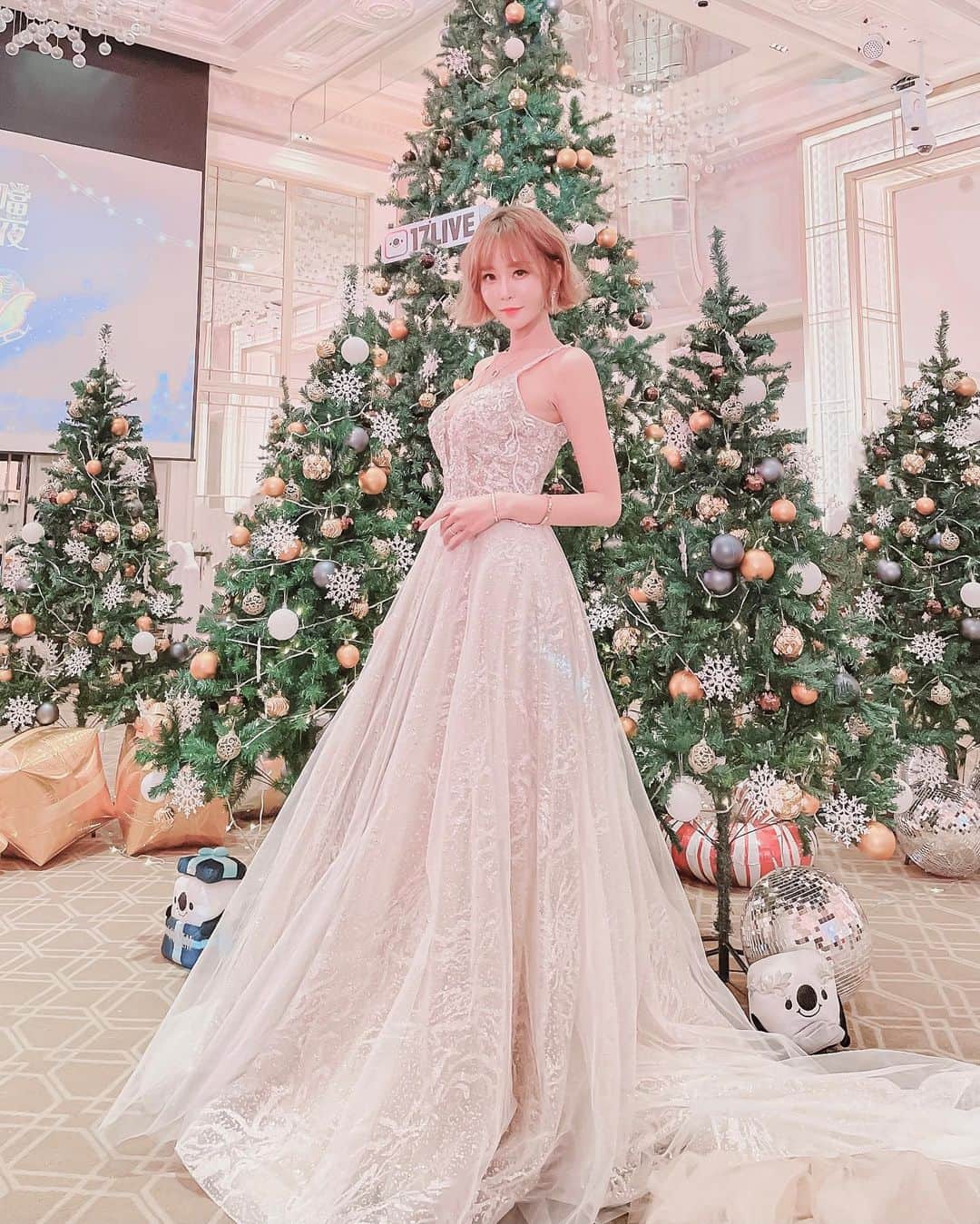 小雪（Winnie）のインスタグラム：「我跟聖誕老人說🎄 禮物是我🙈❤️ 行嗎   #小朋友是你#收禮物 #喜歡#收藏#分享」