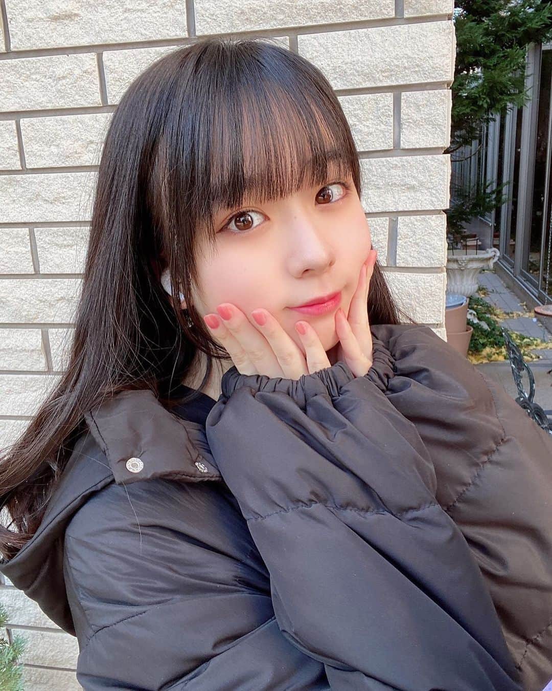 高田もものインスタグラム：「. これはちょっと寝起きのももです🙆‍♀️ . 今日は神戸ありがとうございました！ . すっっごく楽しかった🍑 . 幸せです . かしこ . #高田もも #かしこ #かしこってなに #かみやど #ひらがなかみやど #instagood #instalike #あいどる #アイドル #idol #japaneseidol #アウター #ネイル #ミスid2021 #ミスid #ロングヘア #airpodspro #airpods #神戸 #兵庫県」