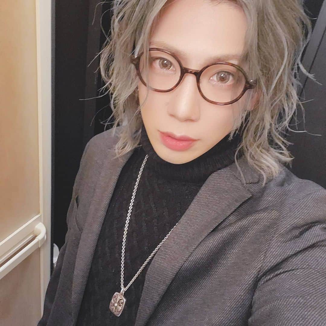 Chiyu のインスタグラム：「皆様のおかげで無事誕生日ライブを終える事が出来ました！ 来年に、そして未来に繋がるようなステージにしたいなという想いでボーカルに専念したライブにしてみました。 色々勉強になったし来年ほんといいアルバム作りますね！ 楽しみにしてて下さい！ そして改めて来てくれたファンの皆様、配信を見てくれたファンの皆様！ 本当にありがとうございました！ 来年も一緒にいい景色作ろうね！ 風邪等ひかないように気を付けてよい新年を迎えてくださいね♪  #CHIYU #玲夏 #セバ #ヤス #まじー #下北沢 #聖誕祭 #感謝 #れいか全部顔見えてない笑」