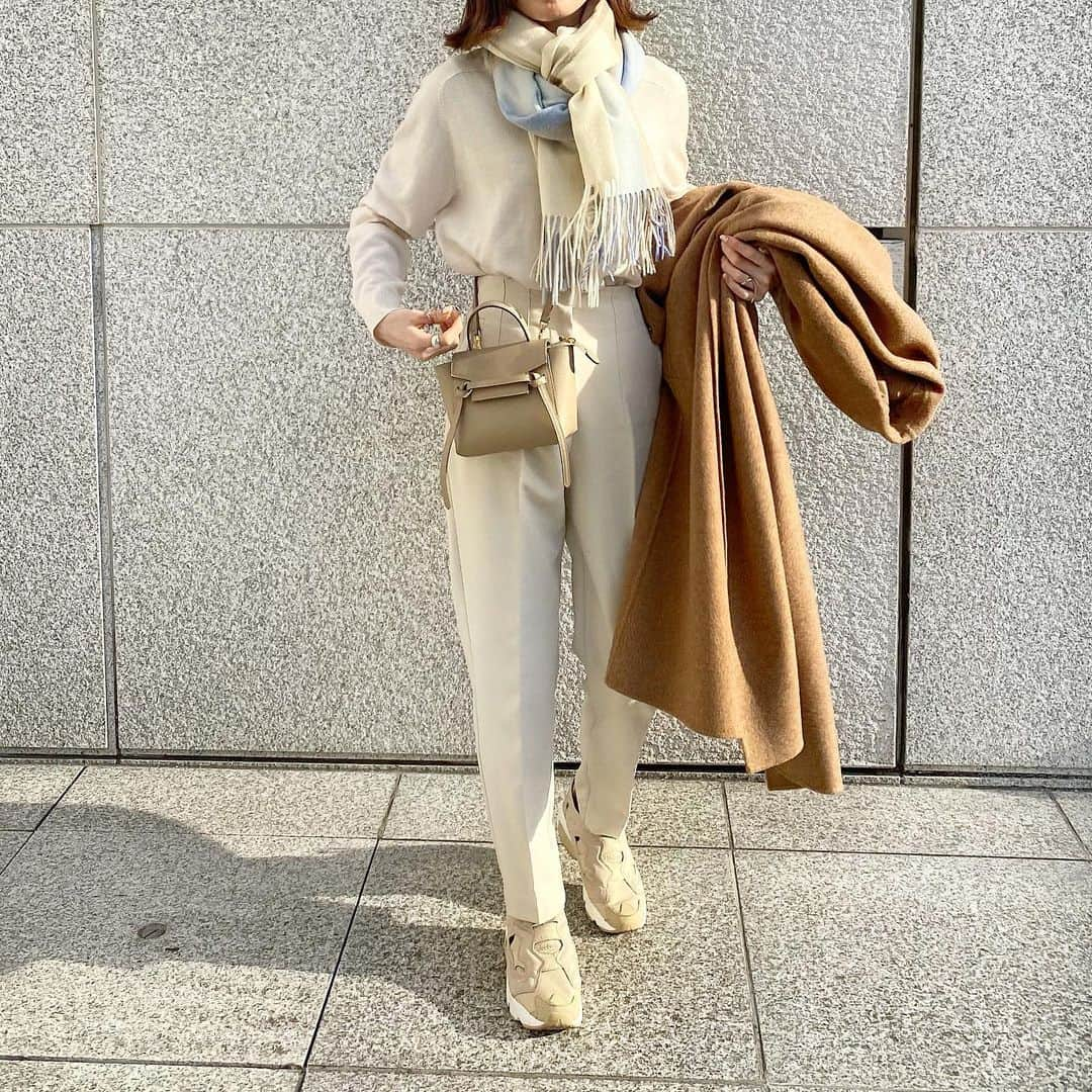 ayakoさんのインスタグラム写真 - (ayakoInstagram)「展示会行った日のcoordinate❣️ ・ #上下ホワイト#ワントーンコーデ  #celinebag#beltbag #ベルトバッグピコ#ポンプフューリー#reebok #スニーカーコーデ  #aya__m_code #大人カジュアル#オトナカジュアル#ママコーデ#男の子ママ#シンプル#シンプルコーデ#simple#locari#fashiongram」12月27日 22時38分 - aya.masayan