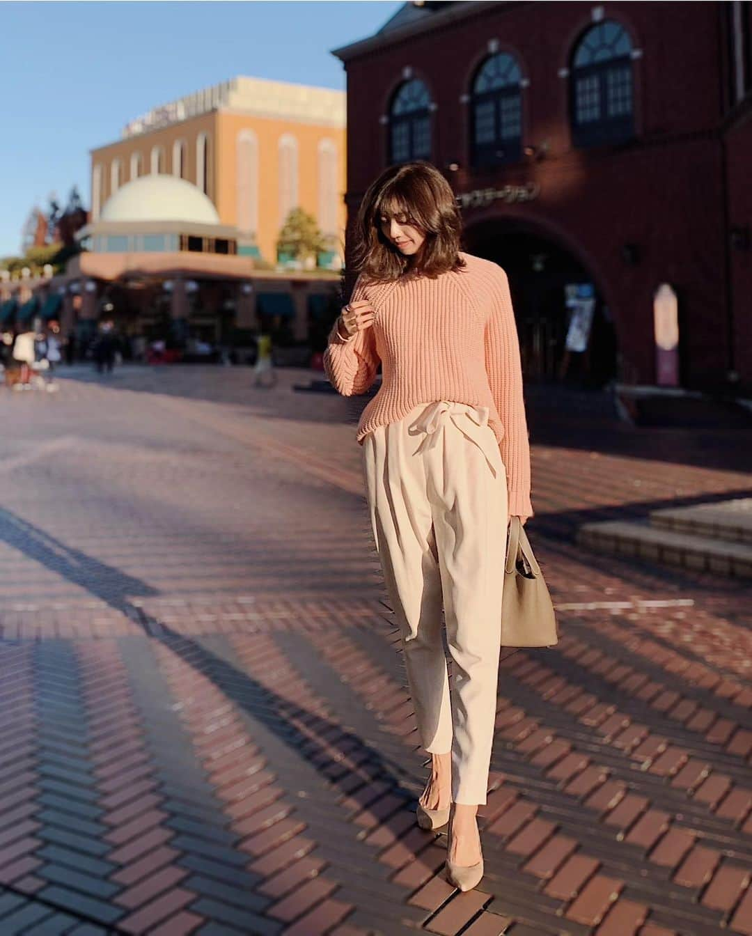 青山美沙子のインスタグラム：「#coordinate ♡﻿ ﻿ ﻿ knit・・ @kuih_store﻿ pants・・ @snidel_official  shoes・・ @seven_twelve_thirty.official  bag・・ @hermes  ﻿ ﻿ ﻿ ﻿ ﻿ 前にユニクロで買った大きめニットがどこかに消えてしまって﻿ 代わりのものを探していてやっとタイプのニットをkuihでげっと♡嬉﻿ ﻿ ﻿ ﻿ ピンク×ピンクの合わせも可愛いけど、ボトムスがこげ茶でも可愛いだろうなぁ〜☺︎﻿ ﻿ ﻿ ﻿ ﻿ ﻿ ﻿ ﻿ ﻿ ﻿ ﻿ #ニットコーデ#コーディネート#アラサーコーデ#アラサー女子コーデ#アラサーファッションコーデ#165cm#165cmコーデ#大人かわいいコーデ#大人可愛いコーディネート#タートルニットコーデ#kuih#kuihst#クイ#ピンクニット#ピンクニットコーデ#ピンクコーディネート#エルメスピコタン#エトゥープ#大きめニット#スナイデル#スウェードパンプス#ベージュパンプス#ベージュバッグ」