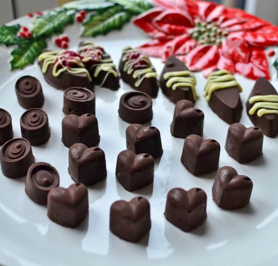 Rie's Healthy Bento from Osloのインスタグラム：「I had so much fun with my daughter making these last night🎄 👧👩We filled with white chocolate cream (white chocolate + cream cheese + icing sugar) and marzipan. 👍 #chocolate #chocolatecandy  #chocolatelover #homemade #chocolat #chocolates」