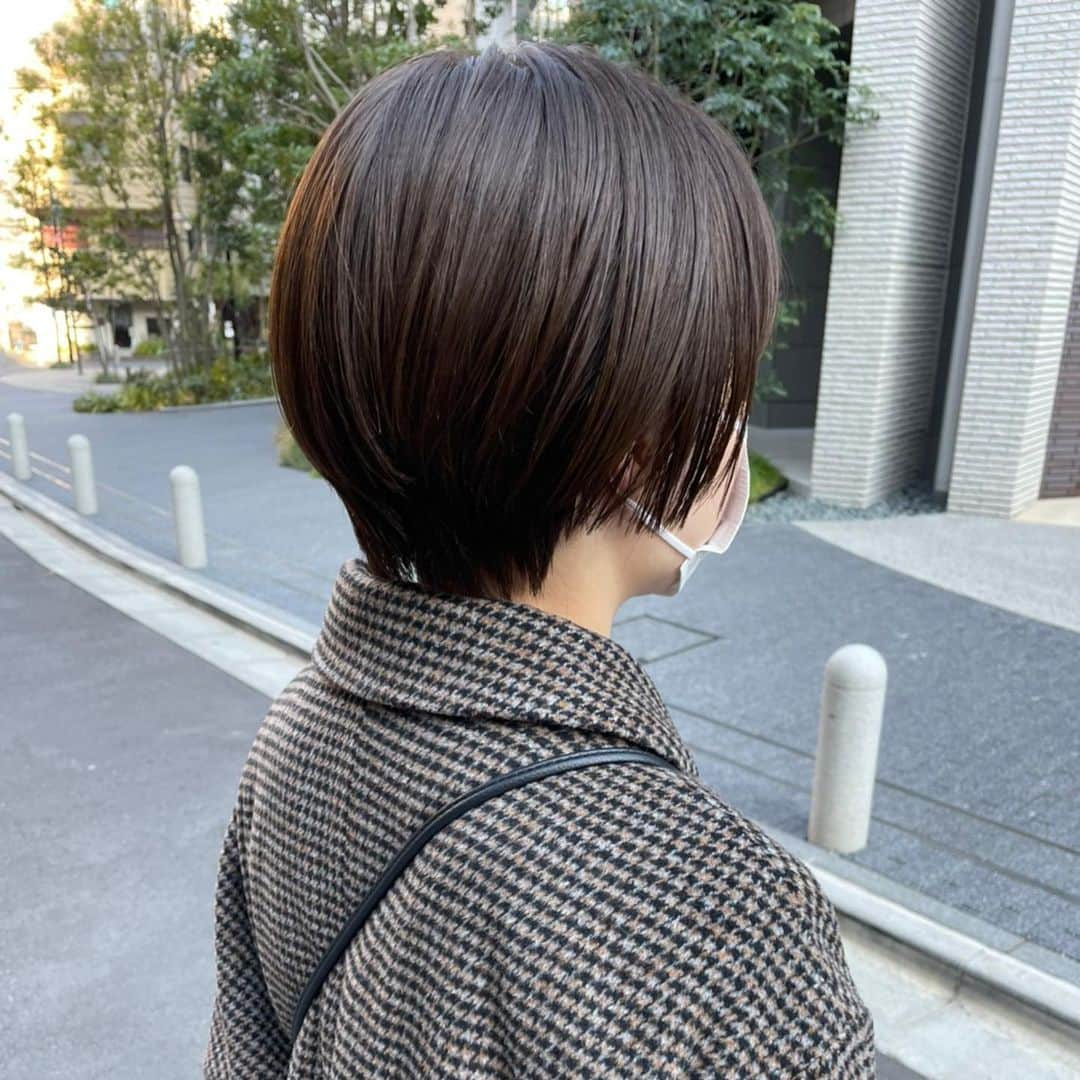 樺澤まどかさんのインスタグラム写真 - (樺澤まどかInstagram)「#haircut   さっぱりしました。 もう伸ばせません。  素敵な色。 栃木さんの神業です。  @yt1214_sac   目のクマがすごい。 怖い写真になりました。  メリクリ🎄. . .  #樺澤まどか  #ショートカット #ショートヘア #ショート #ショート女子 #冬服コーデ #冬 #寒い #冬眠 #冬服 #コーディネート #ワンピース #ブルゾン #タートルネック #winter #winterfashion #もこもこアウター #もこもこ #目の下のクマ #クマ #エレベーター #吉本坂46」12月27日 22時46分 - kabasawa_madoka