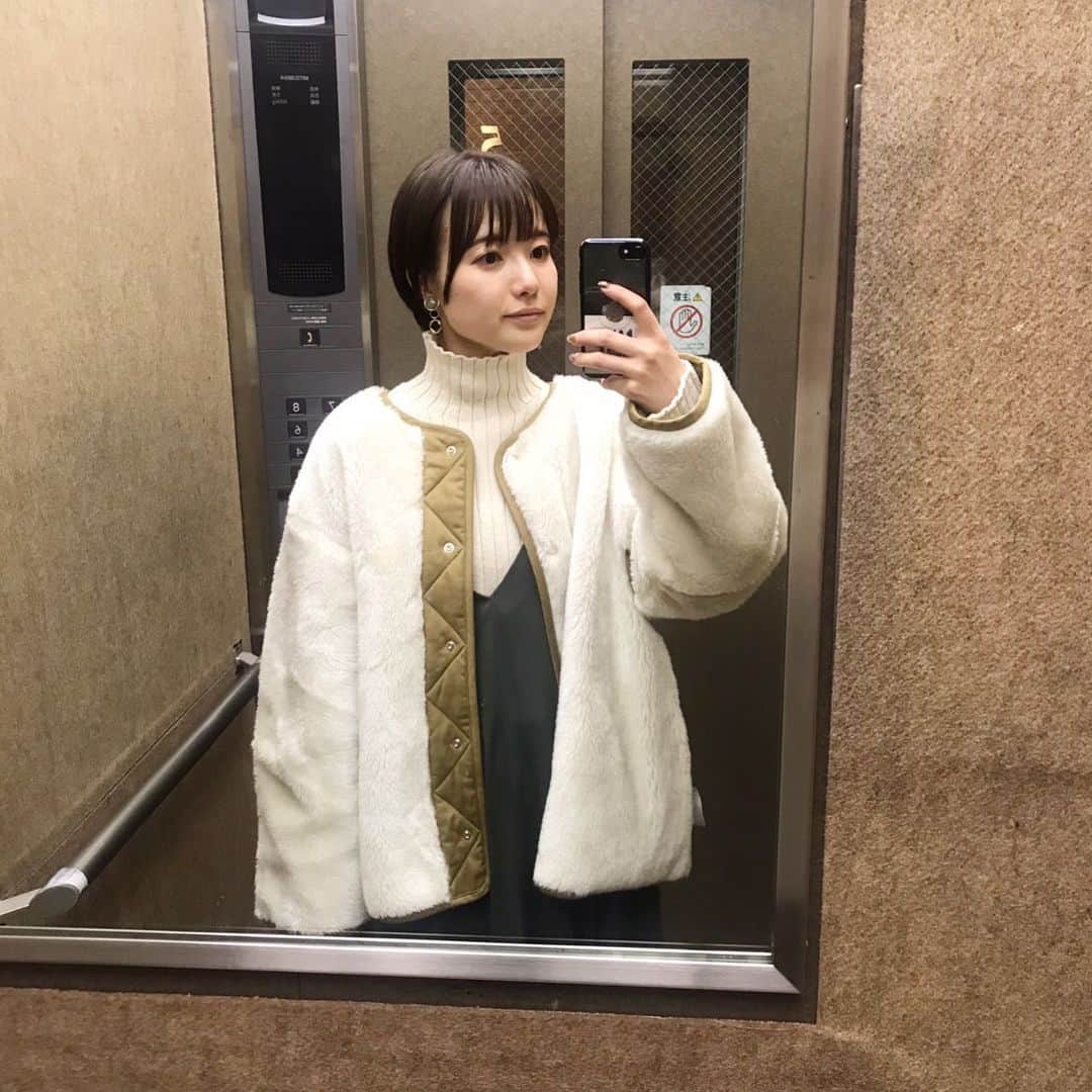 のインスタグラム：「#haircut   さっぱりしました。 もう伸ばせません。  素敵な色。 栃木さんの神業です。  @yt1214_sac   目のクマがすごい。 怖い写真になりました。  メリクリ🎄. . .  #樺澤まどか  #ショートカット #ショートヘア #ショート #ショート女子 #冬服コーデ #冬 #寒い #冬眠 #冬服 #コーディネート #ワンピース #ブルゾン #タートルネック #winter #winterfashion #もこもこアウター #もこもこ #目の下のクマ #クマ #エレベーター #吉本坂46」