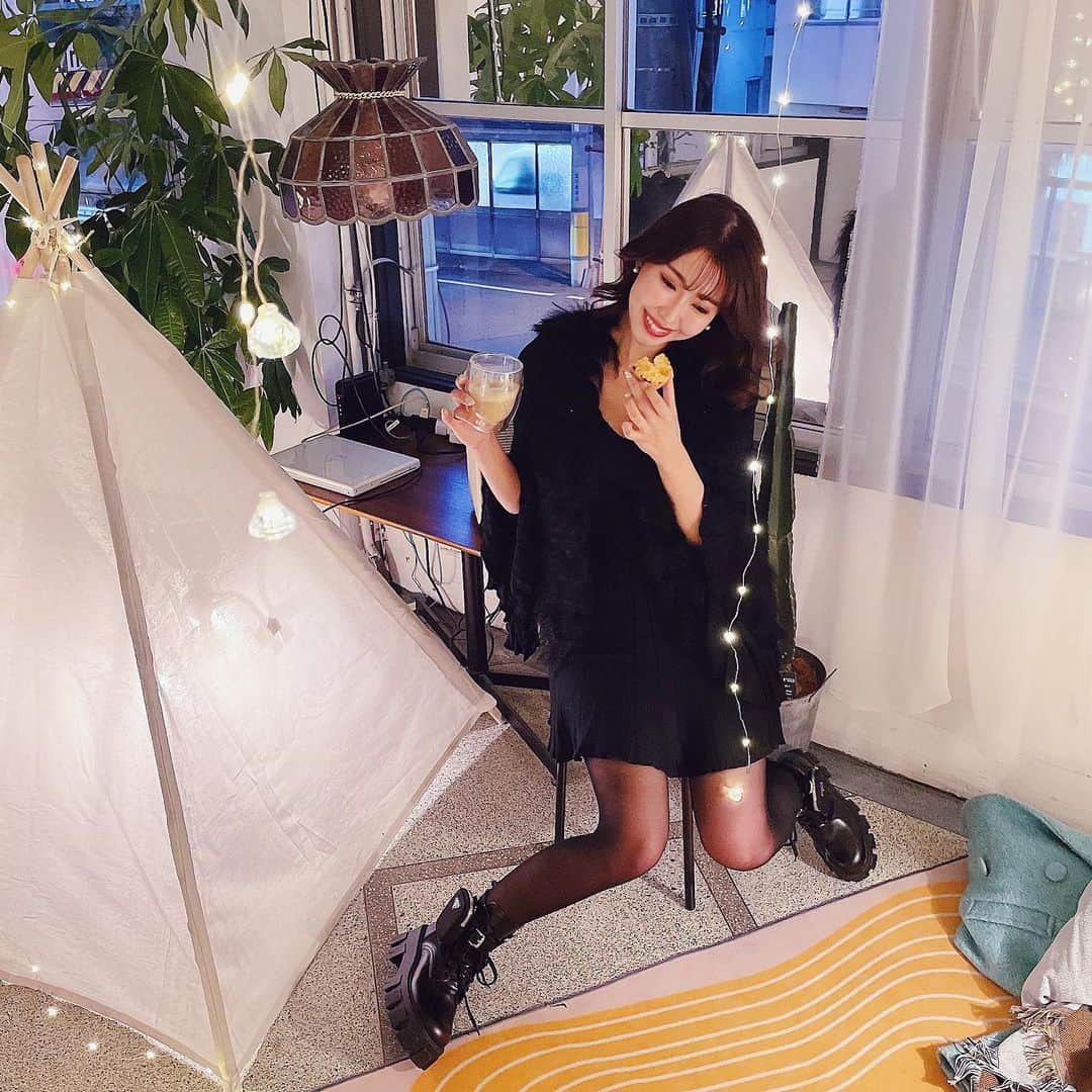 WAKAKOのインスタグラム：「#imascafe 可愛い異空間の韓国っぽカフェ🎅☕️ のんびりまったりできて幸せでした♥️ . . . #imasproject#pradashoes#오오티디#イマスカフェ#福島カフェ#大阪カフェ#今日の服」