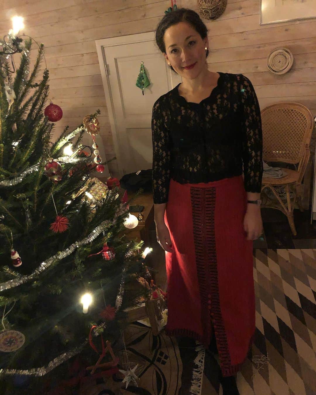 のインスタグラム：「Tydligen inte hänt nåt på julaftonsmodet mellan 2019 och 2020 😀. Samma ärvda kjol från min svärmors mamma och svart spets-second hand från Japan.  Bild 1: 2020  bild 2: 2019」