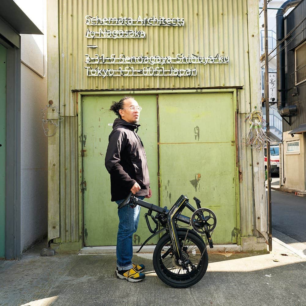 ginza magazineさんのインスタグラム写真 - (ginza magazineInstagram)「【長く一緒に過ごすもの】 建築家・長坂常さんが長年愛用しているのは「折り畳み自転車」 いろいろ試乗して選んだのは〈700 BIKE〉という北京のメーカーの〈GALAXY Lite 209〉。軽量アルミフレーム&フォークでタイヤは20インチ。折り畳みにしては少しばかり大きめだ。  「折り畳みだとフットワークよくなれて、遠くのごはん屋やバーに寄ってお酒を飲んじゃっても、畳んで電車に乗ったりタクシーに積んで帰宅することもできる。行動が広がるというのかな」  発売中の1月号では、様々なフィールドで活躍する6人に愛用している相棒を聞きました。 @ginzamagazine   #ginzamagazine #センスのいい人が毎日使うもの #日用品 #日用品リスト #愛用品 #dailyitemshop #長坂常 #建築家 #折りたたみ自転車 #自転車 #700BIKE #GALAXYLite209」12月27日 22時57分 - ginzamagazine