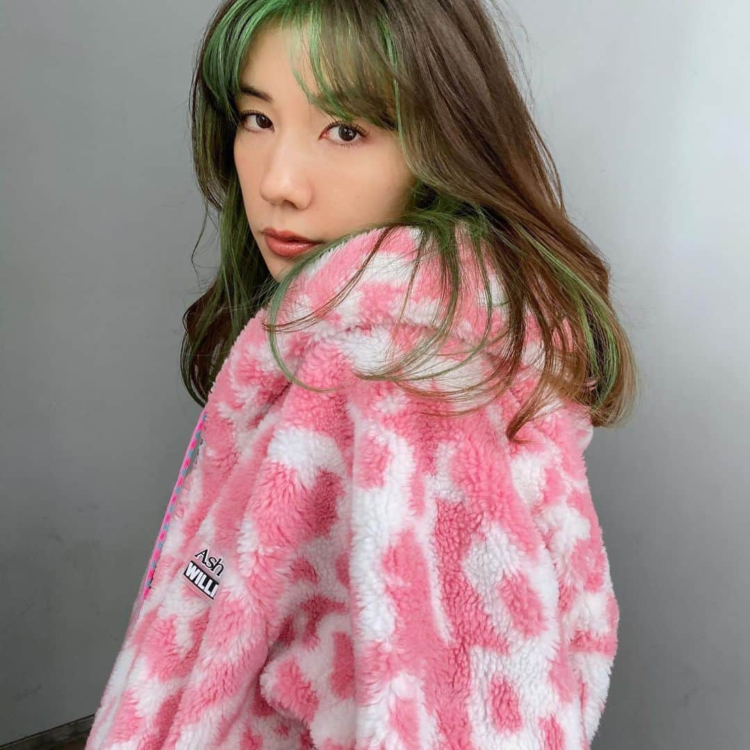 仲里依紗のインスタグラム：「昨日アップしたYouTubeは イメチェン動画だよ💇🏼‍♀️✨🎄❤️  @nasup ちゃん💚💚💚 いつも素敵なヘアー ありがとう😍🙏💖💖💖  スーパーお気に入り🥰😚✨」