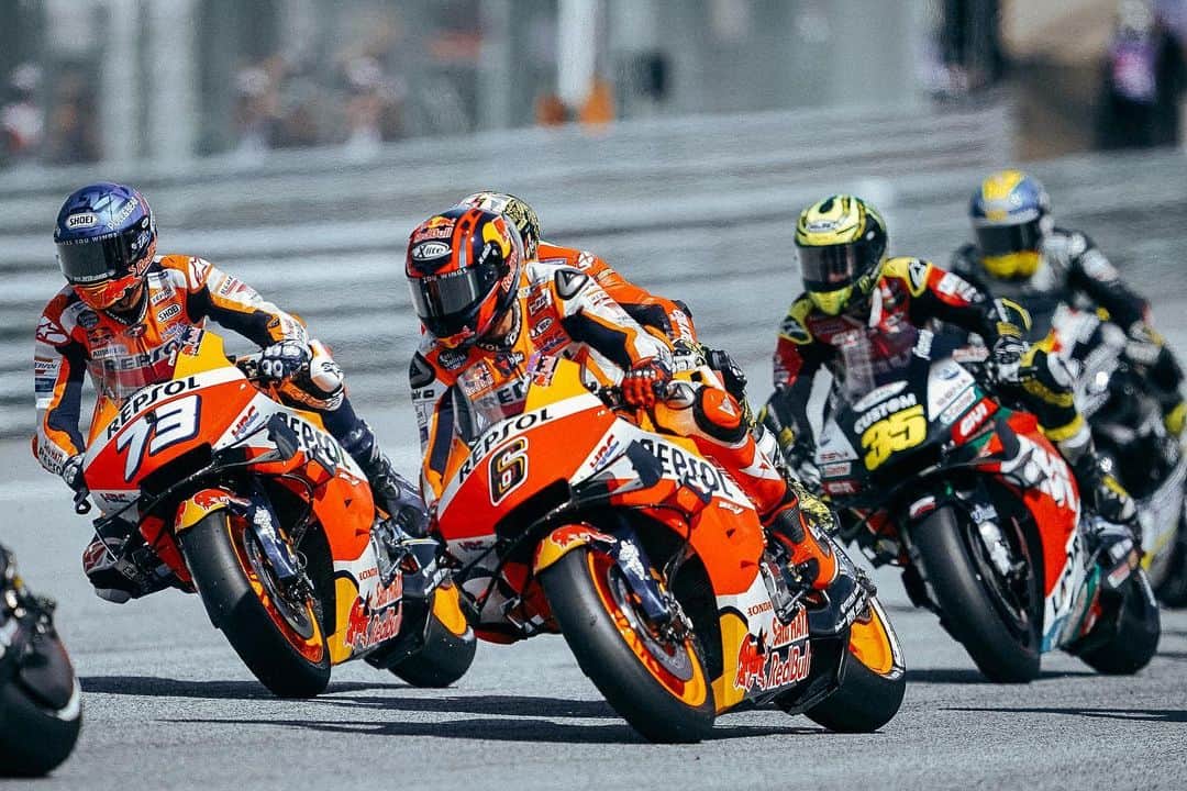 レプソル・ホンダのインスタグラム：「The time between Christmas Day and New Years Day is always strange. We’d rather be at a race. Is there a name for this period? 🧐」