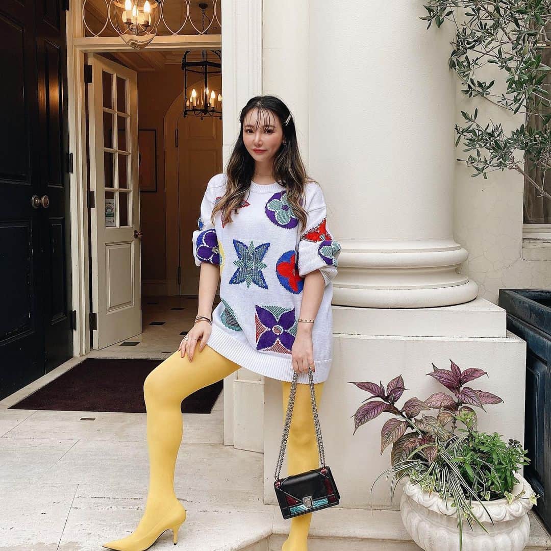 クリスティン・ウェイのインスタグラム：「2020 runs so fast.. it’s already the end of the year #2020  #ootd #cwfashion  #christinewei #クリスティンウェイ #valmuer #ヴェルムーア #fashiongram #fashionista #knitwear」