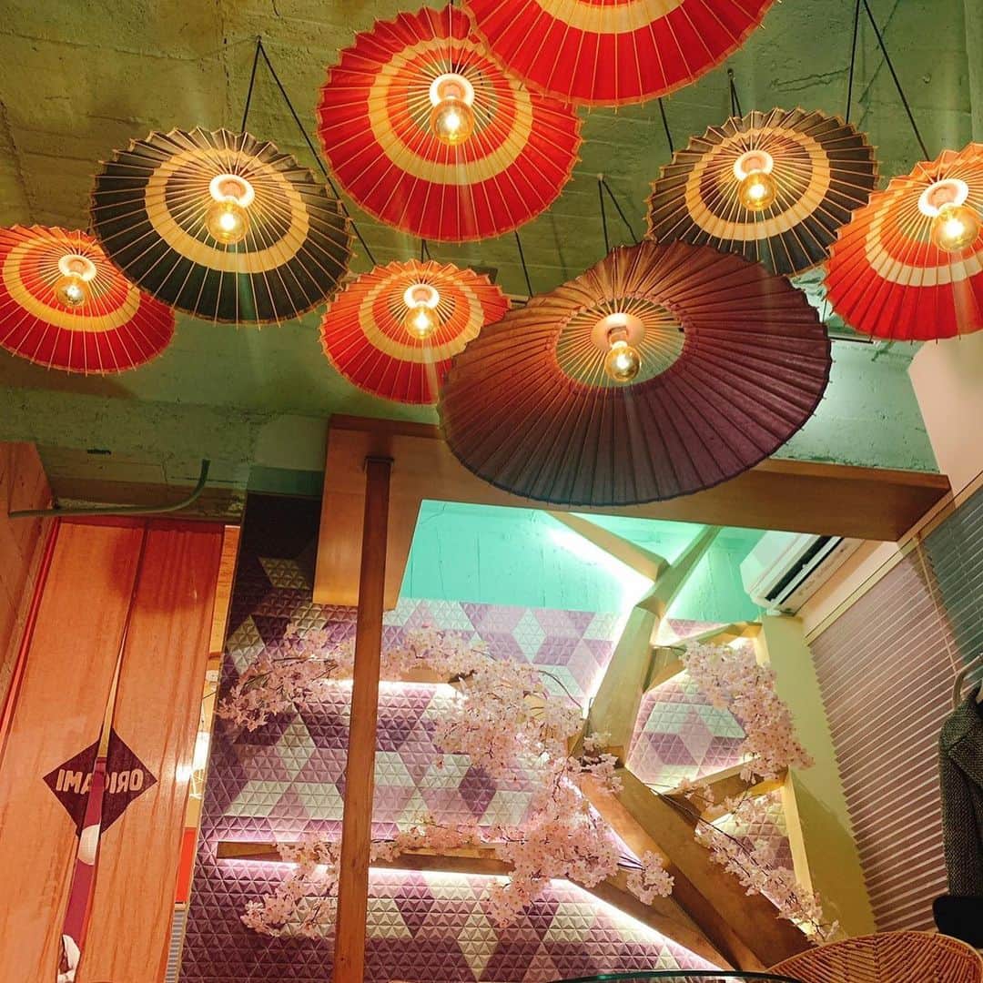青山千夏さんのインスタグラム写真 - (青山千夏Instagram)「MOSI MOSI ROOMS @moshimoshi_rooms  で女子会をしてきました🎀✨ 日本の文化を象徴するコンセプトルームなんだけど、今回はORIGAMI ROOMに泊まりました🥰❤️ お部屋の各所に金の折鶴が飾られていたり、天井にはたくさんの和傘が⛱ 椅子が和紙でできていたり、日本文化を様々な視点で切り取った独創的なデザインが取り入れられているよ🇯🇵 . めちゃくちゃ可愛い部屋でみんなで写真撮りまくった🧸💭 インスタ映え間違いなしなので女子会にもぴったりだし、アクセス抜群な原宿にあるので観光の際にも🙆‍♂️✨ . . . . . #mosimoshirroms #原宿に泊まろう #忘年会 #女子会 #新年会 #origami #sakura #dosukoi #pr #トリドリベース」12月27日 22時53分 - chinatsu_aoyama0819