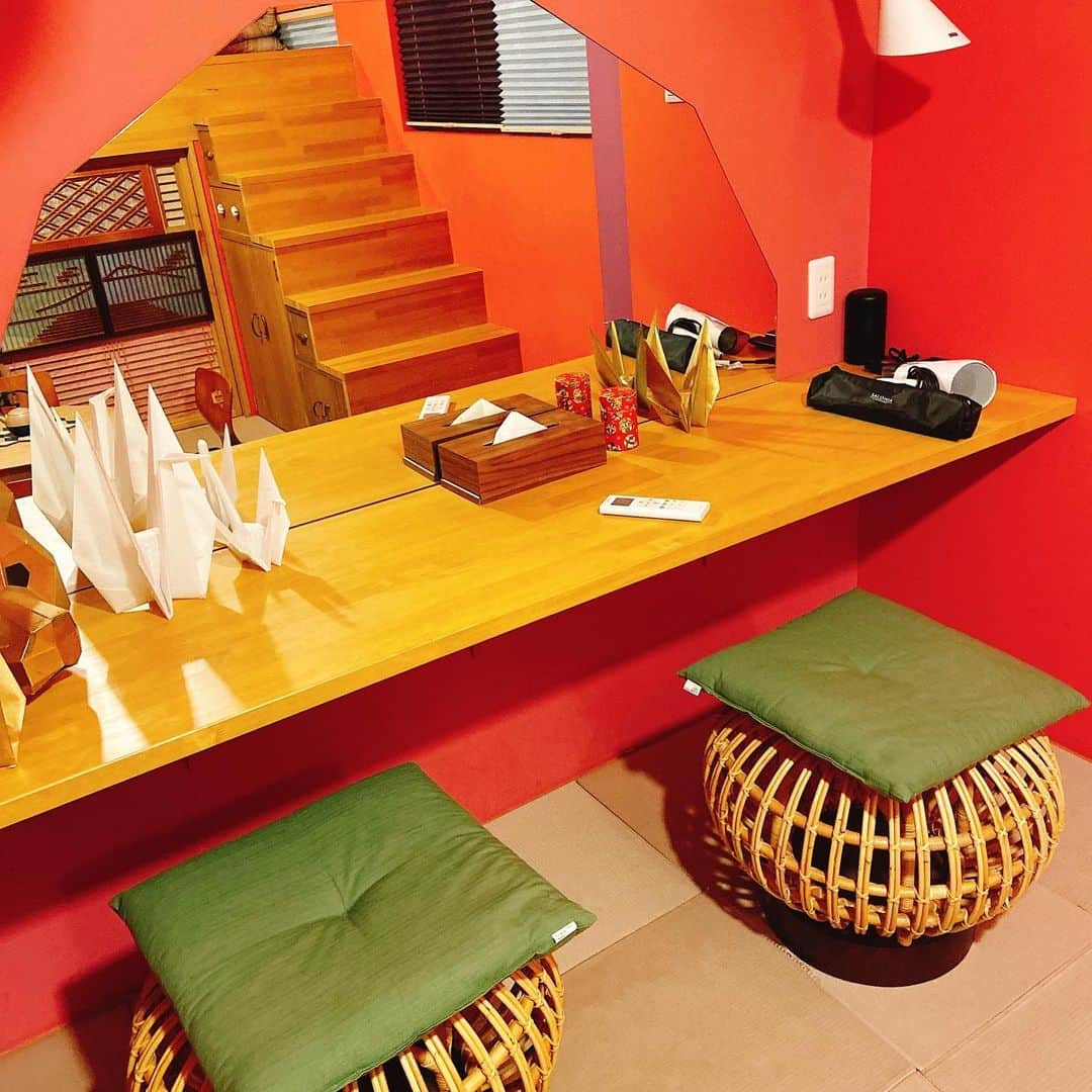 青山千夏さんのインスタグラム写真 - (青山千夏Instagram)「MOSI MOSI ROOMS @moshimoshi_rooms  で女子会をしてきました🎀✨ 日本の文化を象徴するコンセプトルームなんだけど、今回はORIGAMI ROOMに泊まりました🥰❤️ お部屋の各所に金の折鶴が飾られていたり、天井にはたくさんの和傘が⛱ 椅子が和紙でできていたり、日本文化を様々な視点で切り取った独創的なデザインが取り入れられているよ🇯🇵 . めちゃくちゃ可愛い部屋でみんなで写真撮りまくった🧸💭 インスタ映え間違いなしなので女子会にもぴったりだし、アクセス抜群な原宿にあるので観光の際にも🙆‍♂️✨ . . . . . #mosimoshirroms #原宿に泊まろう #忘年会 #女子会 #新年会 #origami #sakura #dosukoi #pr #トリドリベース」12月27日 22時53分 - chinatsu_aoyama0819