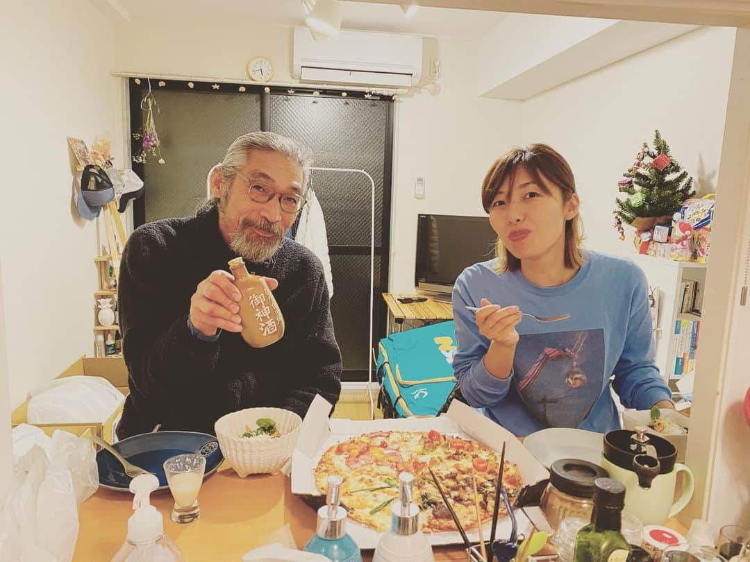 のインスタグラム：「🙌おうちで忘年会🏠💕  今年もこのお二人様には  本当に本当に心身共に  支えて頂き、いろいろな体験や学びを頂きました‼️  おうちにきてくださって嬉しい🥺❤️  来年は、こんな事しよう  あそこに行こう、これもあれもと  ウィズコロナの中でできる事を  一緒に見つけて考えるのが  すっごく楽しくて嬉しい  2021年‼️  前向きにパワフルに乗り越え  猪突猛進して行きたい‼️←  皆様と共に‼️っと  ワクワクするひと時でした☺️✨  コロナでできない事をピックアップするんじゃなくて  できる事を探していく  自分の頭だけじゃなく  いろいろなアイディアが  聞けてすっごく刺激的でした！！  あとは  ただただ  一緒に遊びたい  ぜんぶひっくるめて❗️  来年もよろしくお願い致します‼️ m(_ _)m✨  #忘年会 #おうちで  #ピザ  #どぶろく #おうちバー  #お客様 #感謝 #尊敬 #🙏 #2020 #大切な人  #宝 #2021 も #一緒に  #join  #outdoor #camp」